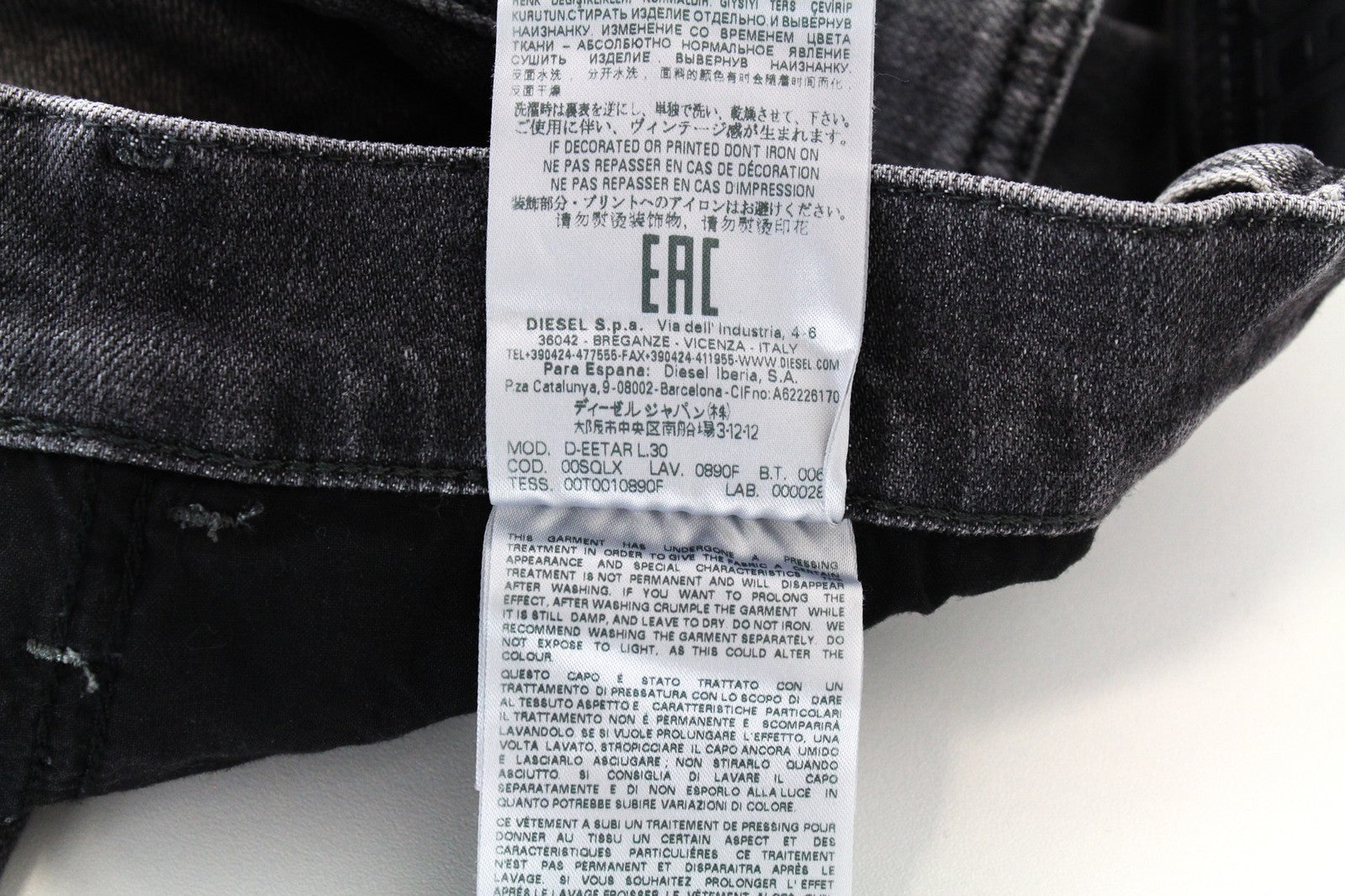 DIESEL D-Eetar 0890F W29/L30 vyriški džinsai, išblukintos pilkos spalvos, tamprūs, siaurėjantys, dėvėjimosi liemens. 