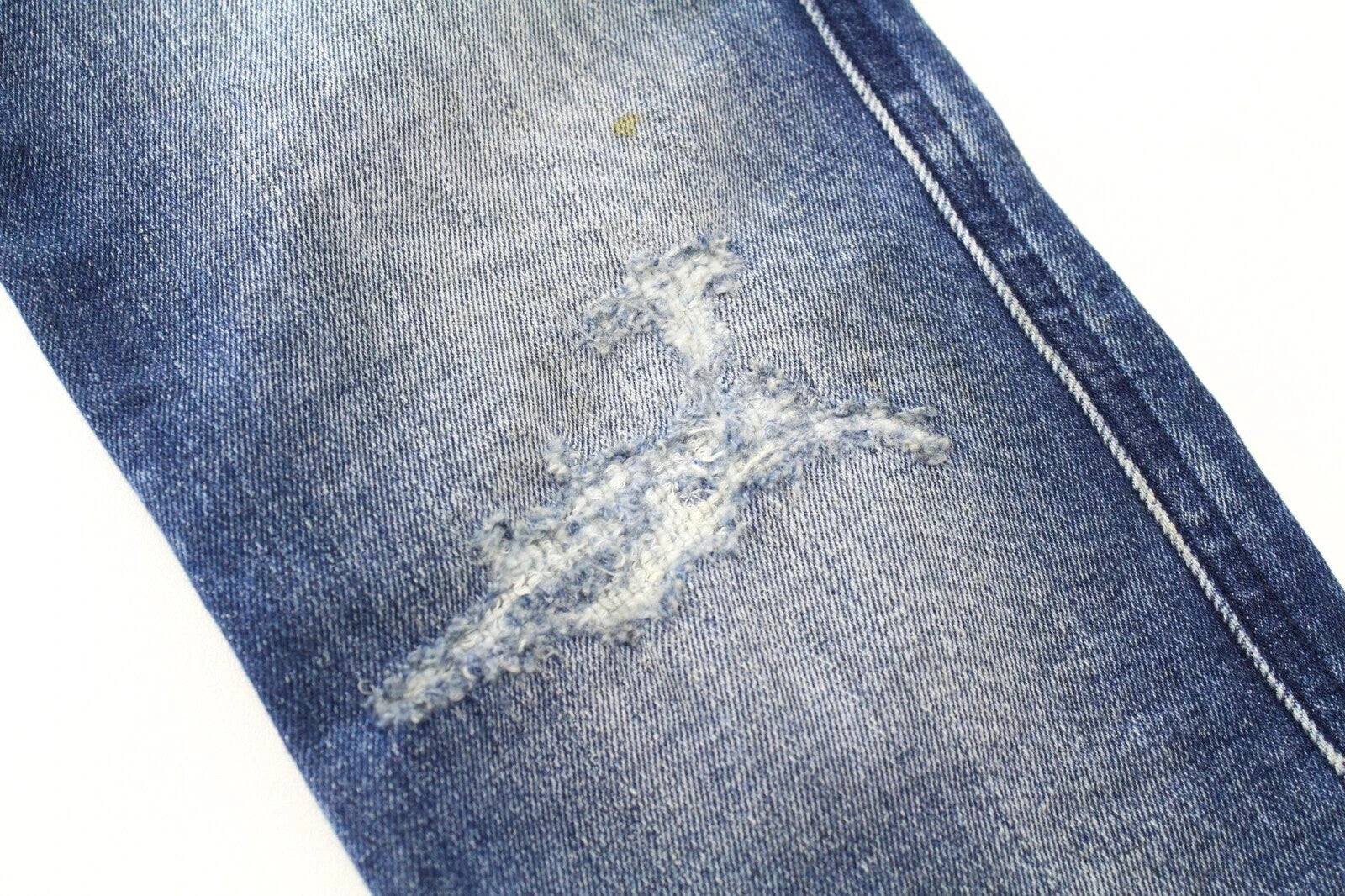 DIESEL D-Reeft-T 0870O W26 vyriški aptempti džinsai berniukams, sportiniai, su sendinto audinio dėmėmis. 