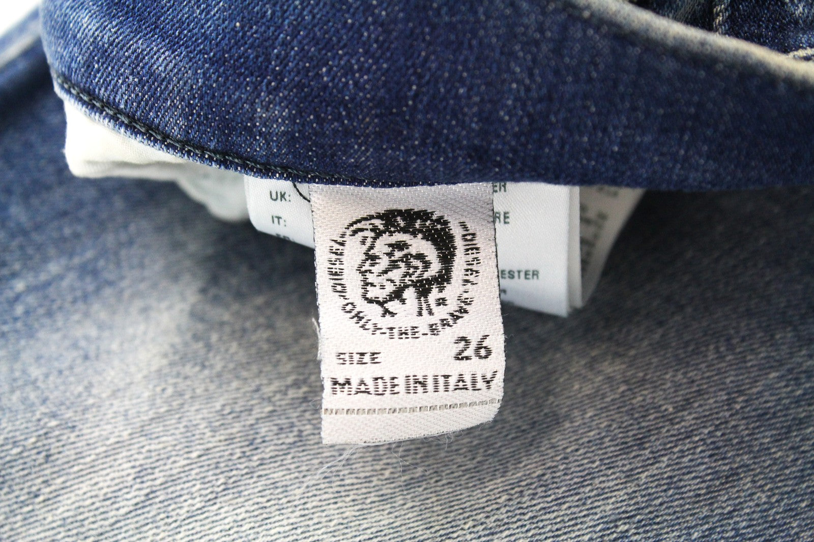 DIESEL D-Reeft-T 0870O W26 vyriški džinsai, aptempti, berniukiški, sportiniai, su dėmėmis. 