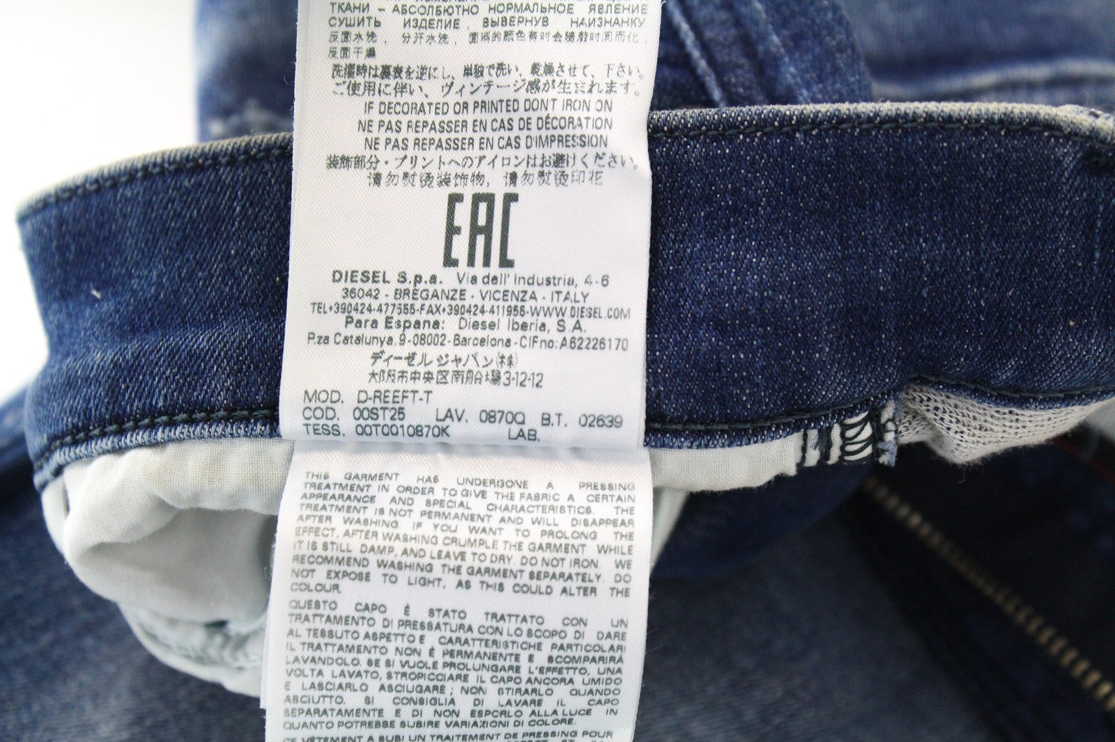 DIESEL D-Reeft-T 0870O W26 vyriški džinsai, aptempti, berniukiški, sportiniai, su dėmėmis. 