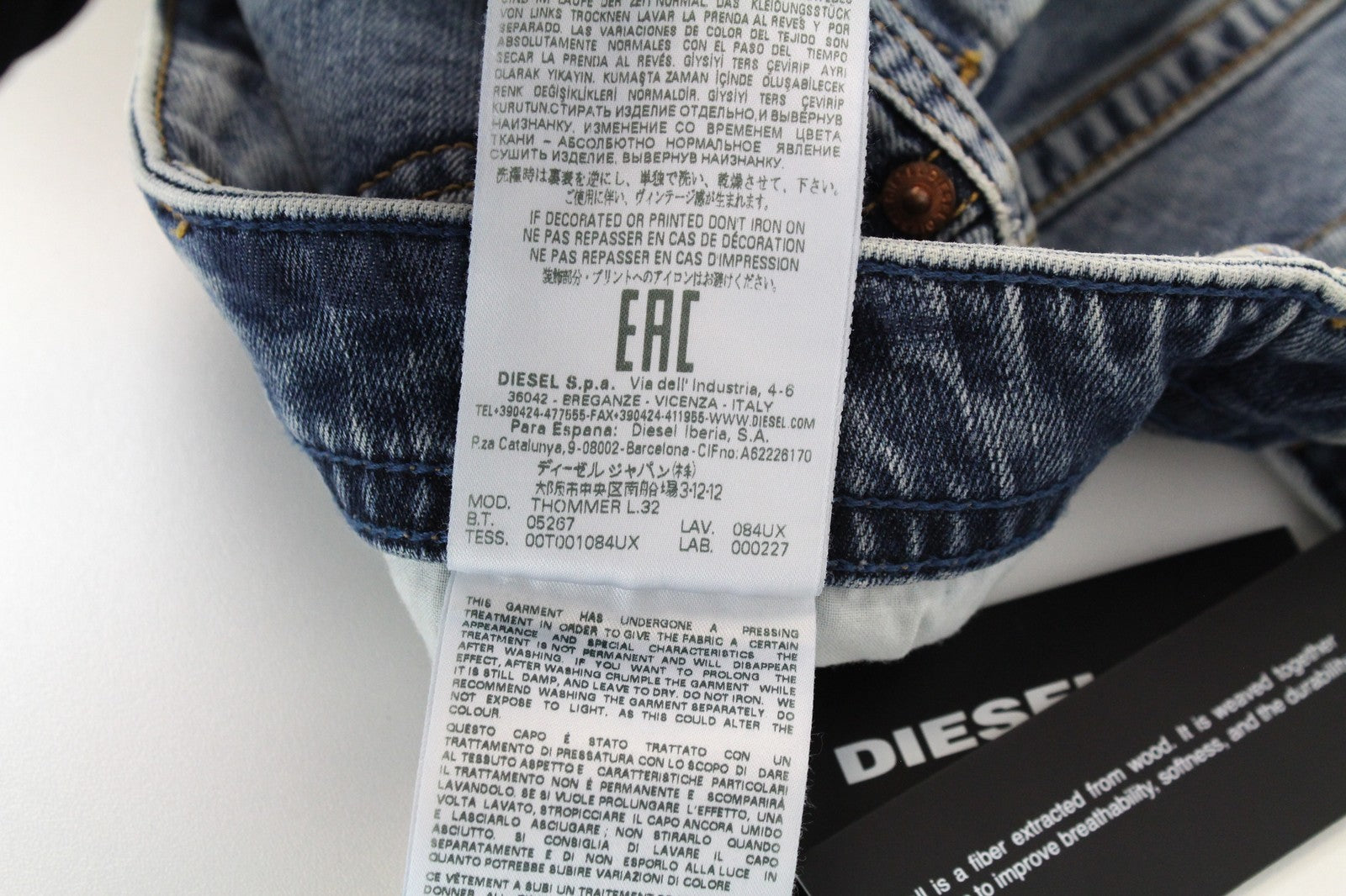 DIESEL Thommer 084UX W27/L32 vyriški džinsai berniukams, aptempti, dažyti užtrauktuku ir nuskusti akmeniu. 