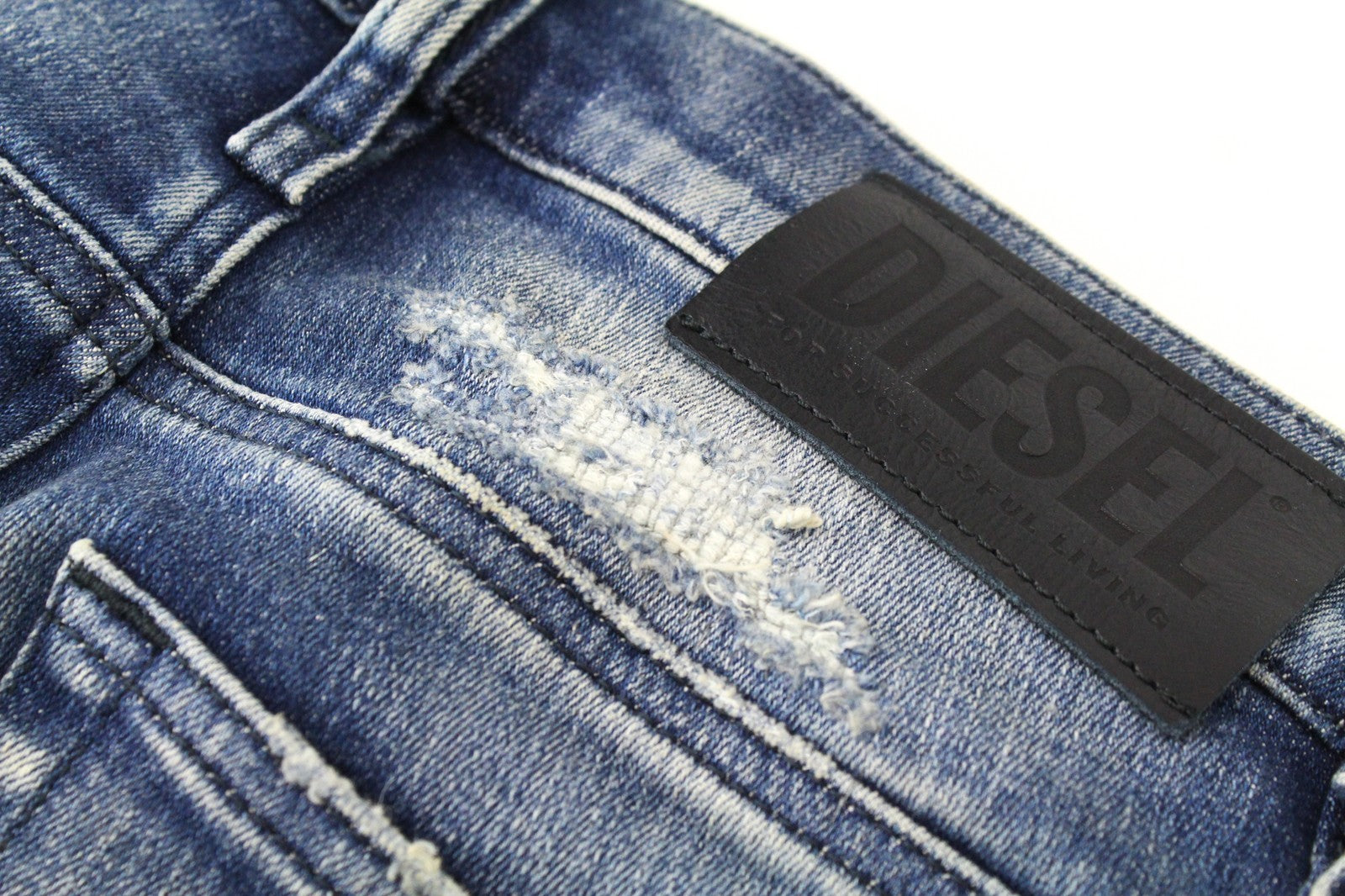 DIESEL D-Reeft-T 0870O W26 vyriški džinsai, sportiniai, aptempti, berniukiški, su sendinto audinio dėmėmis. 