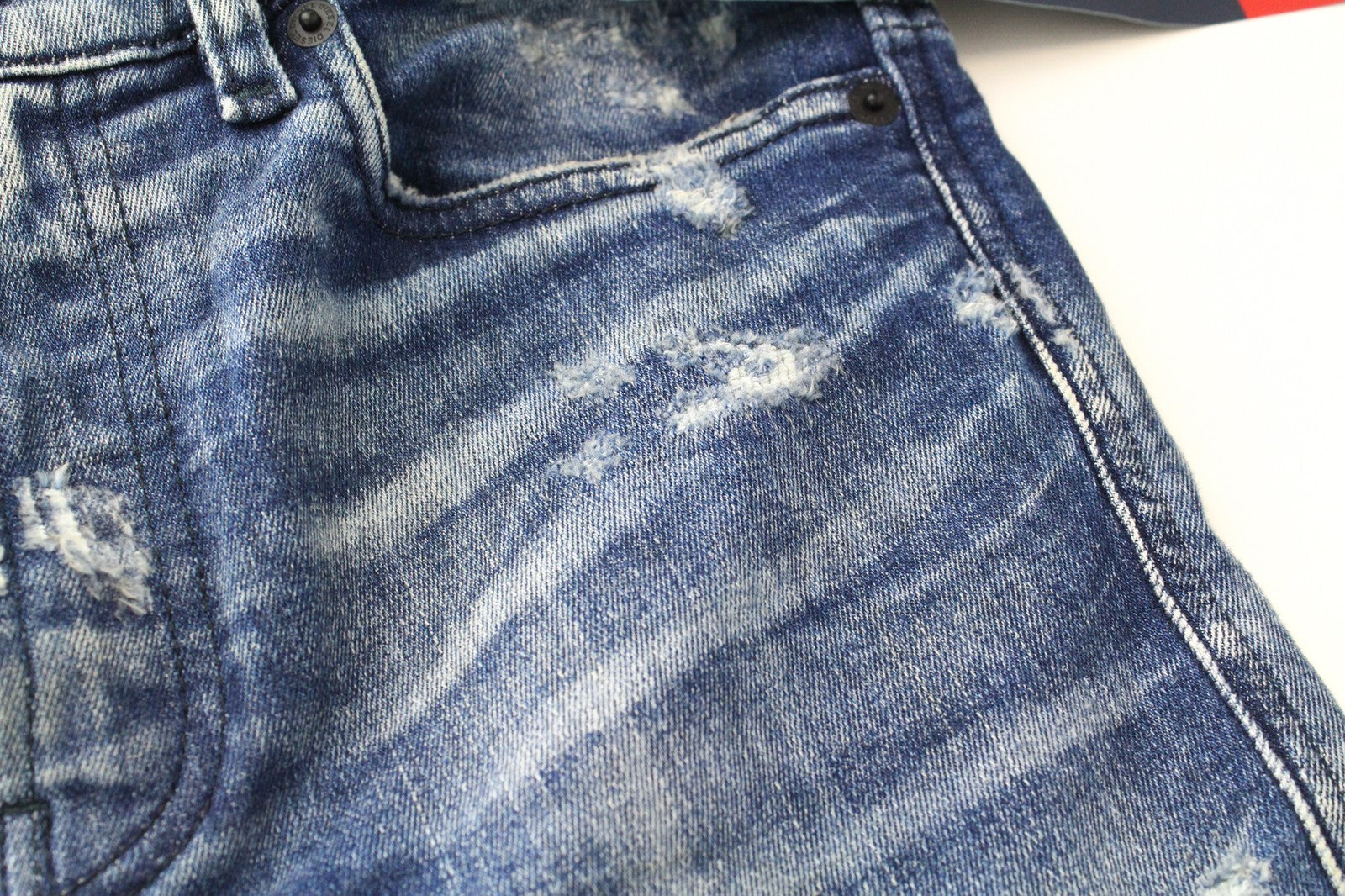 DIESEL D-Reeft-T 0870O W26 vyriški džinsai, sportiniai, aptempti, berniukiški, su sendinto audinio dėmėmis. 