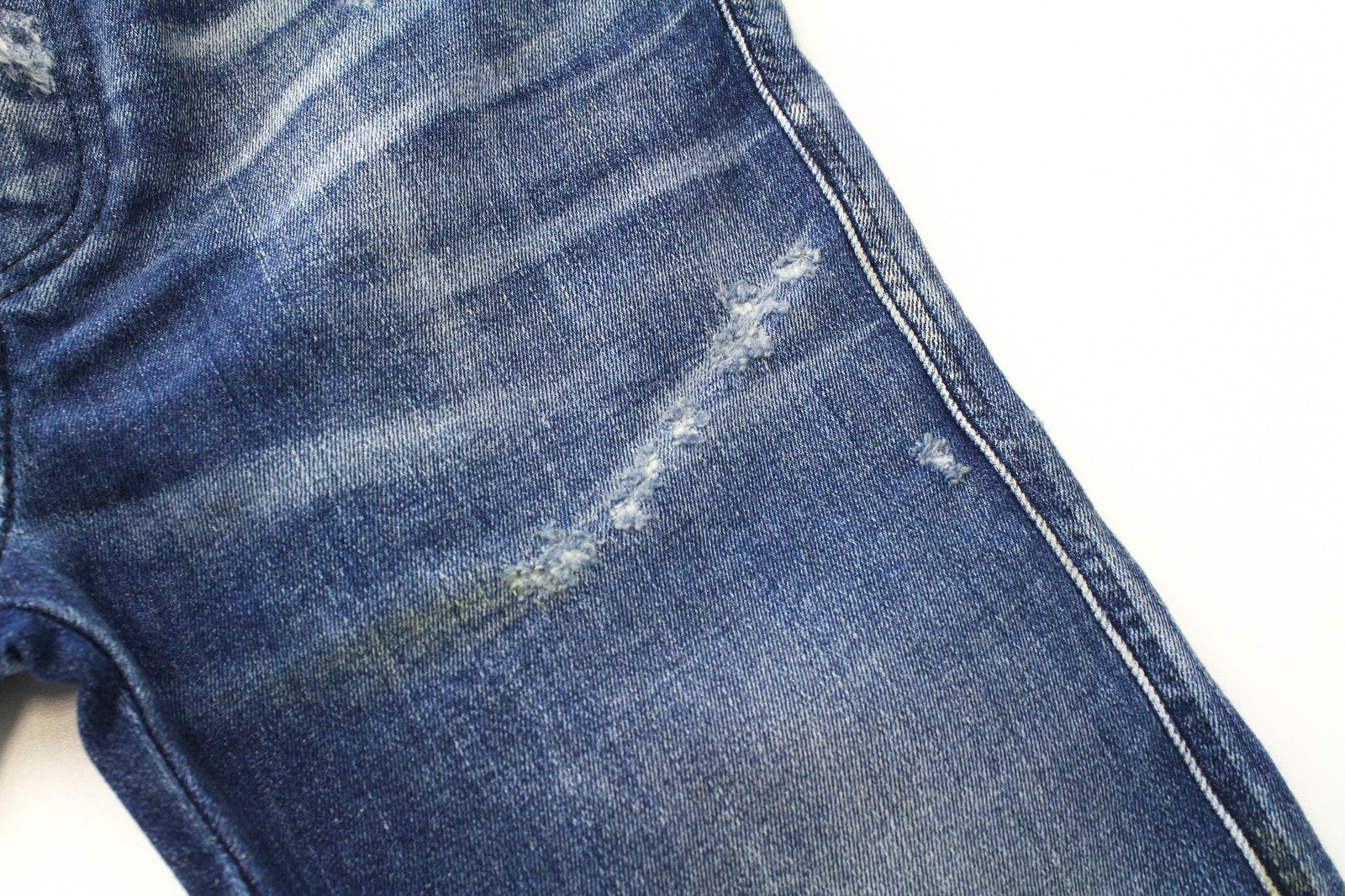 DIESEL D-Reeft-T 0870O W26 vyriški džinsai, sportiniai, aptempti, berniukiški, su sendinto audinio dėmėmis. 