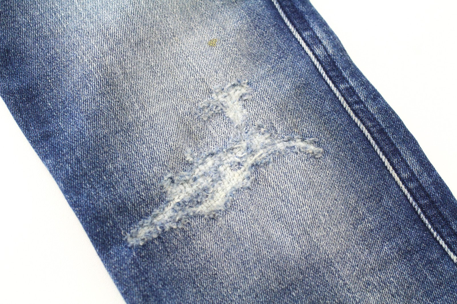 DIESEL D-Reeft-T 0870O W26 vyriški džinsai, sportiniai, aptempti, berniukiški, su sendinto audinio dėmėmis. 