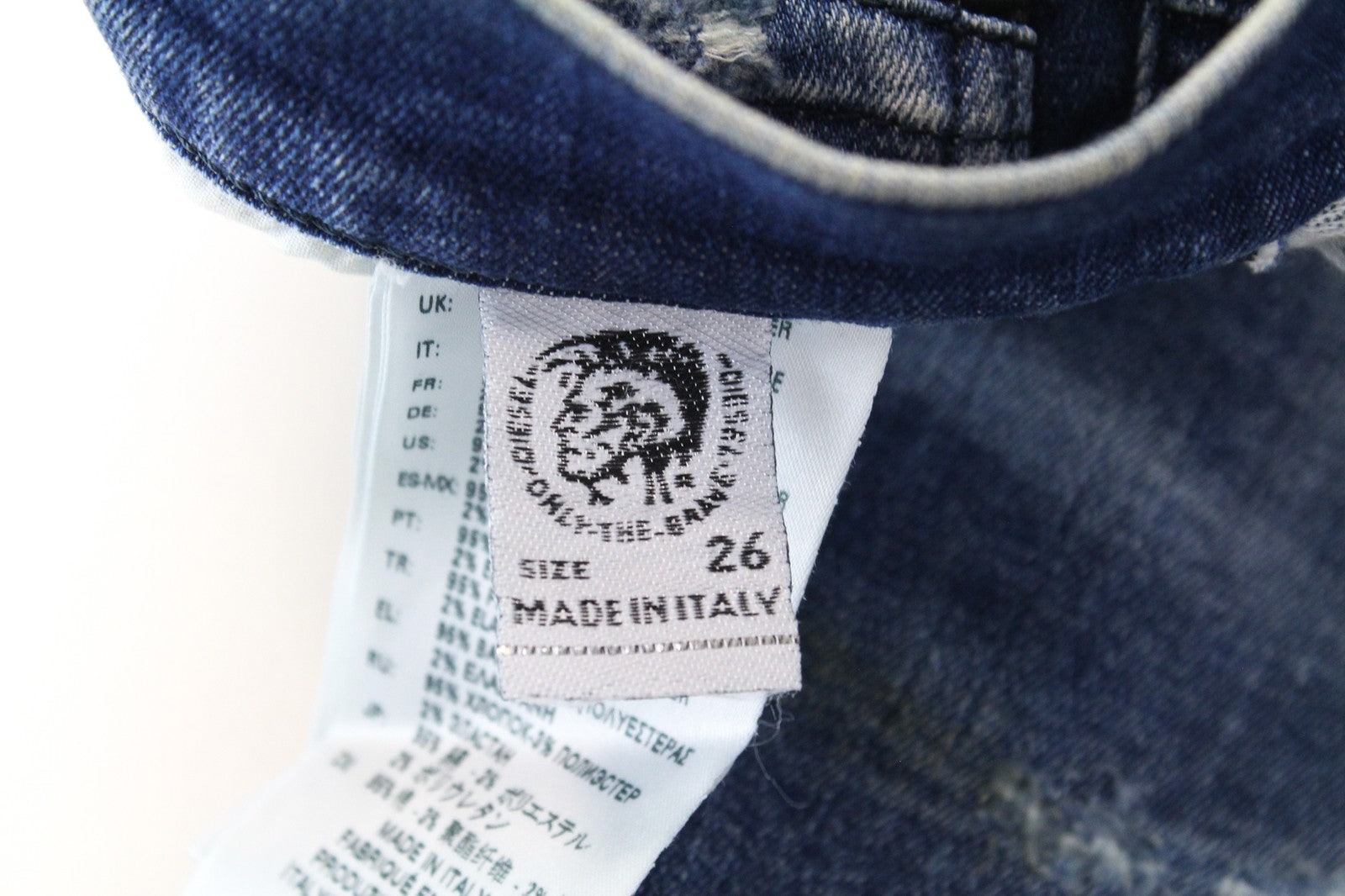 DIESEL D-Reeft-T 0870O W26 vyriški džinsai, sportiniai, aptempti, berniukiški, su sendinto audinio dėmėmis. 