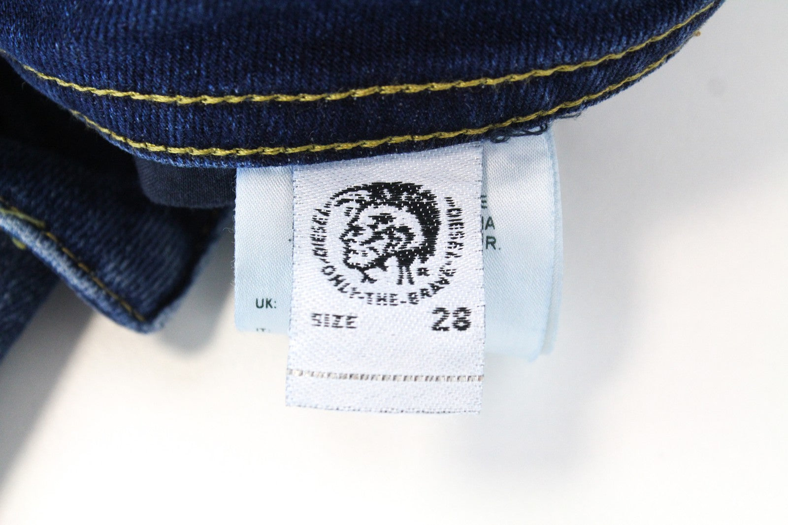 DIESEL Thommer 0870F W28/L32 vyriški džinsai, aptempti, mėlyni, su užtrauktuku ir išblukę. 