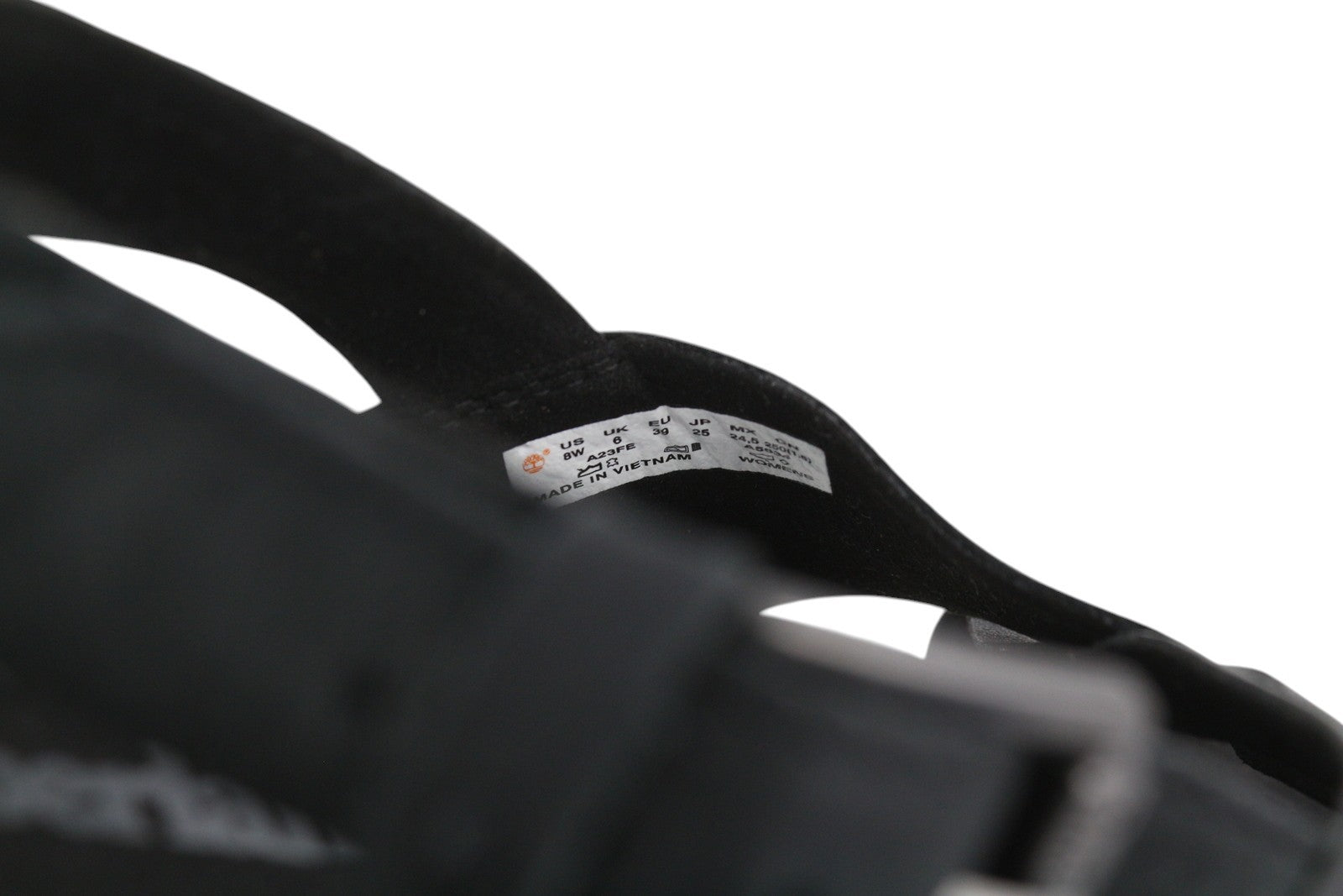 TIMBERLAND A23FE moteriškos basutės, 39 €, juodos, odinės, su platforma ir sagtimi. 