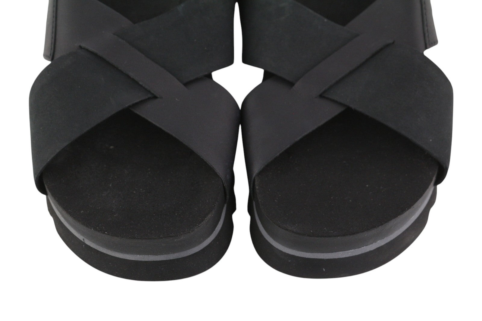 TIMBERLAND A23FE moteriškos basutės, 39 €, juodos, odinės, su platforma ir sagtimi. 