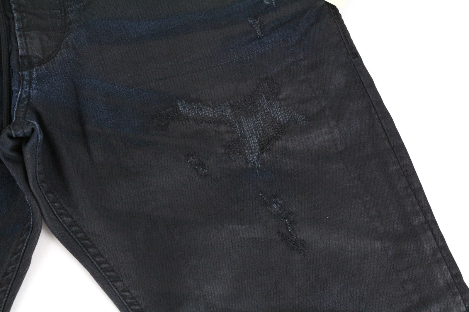 DIESEL Krooley-CB-NE 0680B W36 vyriški džinsai su lopais, siaurėjančiais vaškuotomis juostelėmis. 