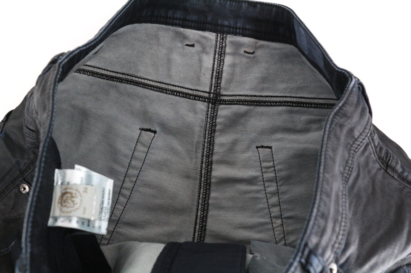 DIESEL Krooley-CB-NE 0680B W36 vyriški džinsai su lopais, siaurėjančiais vaškuotomis juostelėmis. 