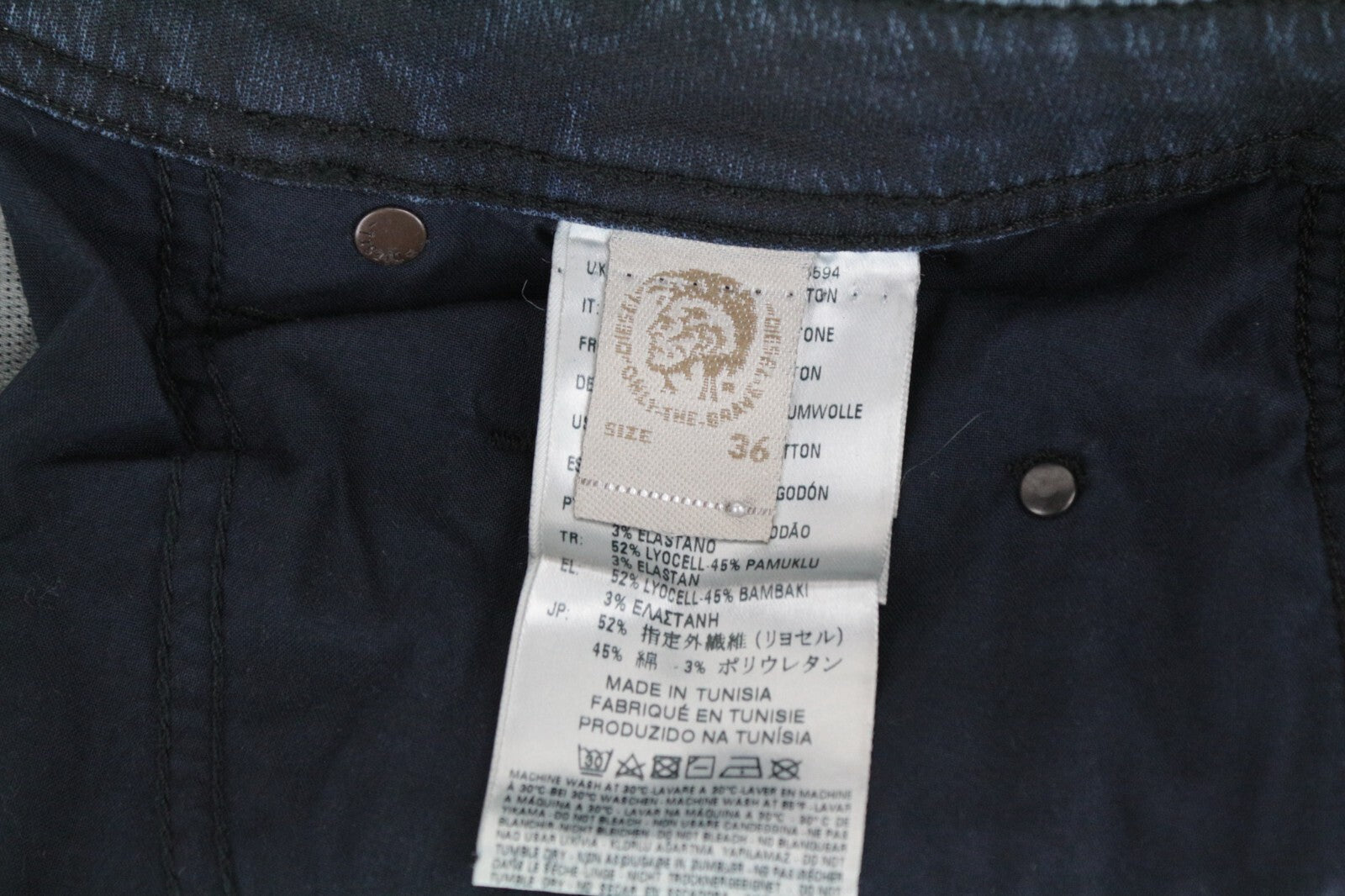 DIESEL Krooley-CB-NE 0680B W36 vyriški džinsai su lopais, siaurėjančiais vaškuotomis juostelėmis. 