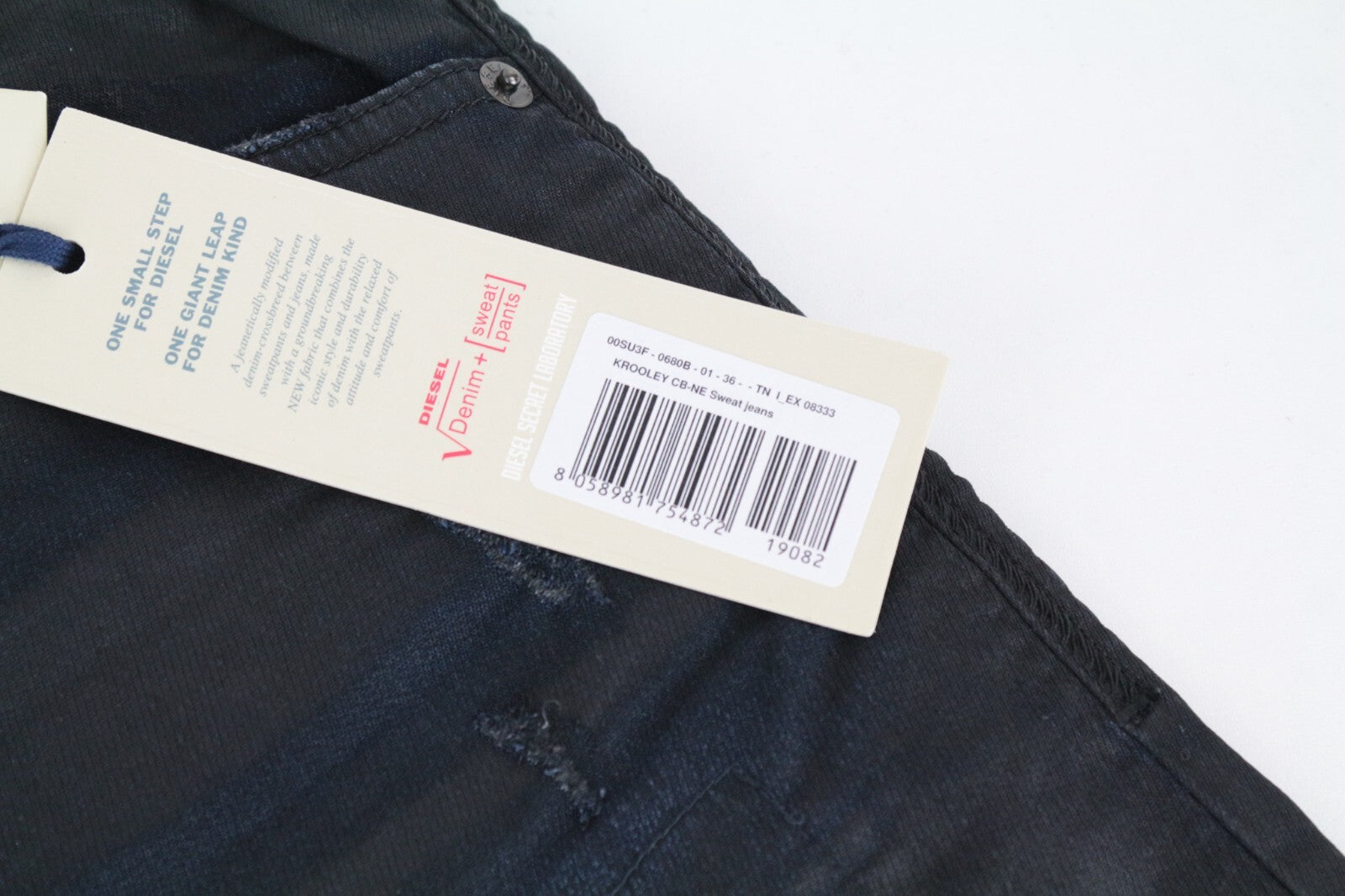 DIESEL Krooley-CB-NE 0680B W36 vyriški džinsai su lopais, siaurėjančiais vaškuotomis juostelėmis. 