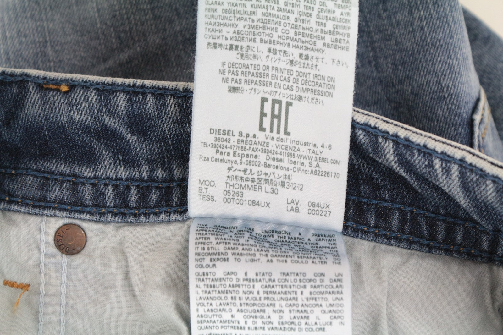 DIESEL Thommer 084UX W28/L30 vyriški džinsai su plonais, aptemptais kraštais, akmens spalvos