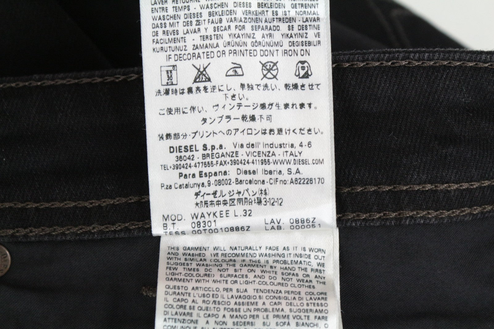 DIESEL Waykee 0886Z W29/L32 vyriški džinsai, tiesaus kirpimo, tamprūs, juodi, vienspalviai.