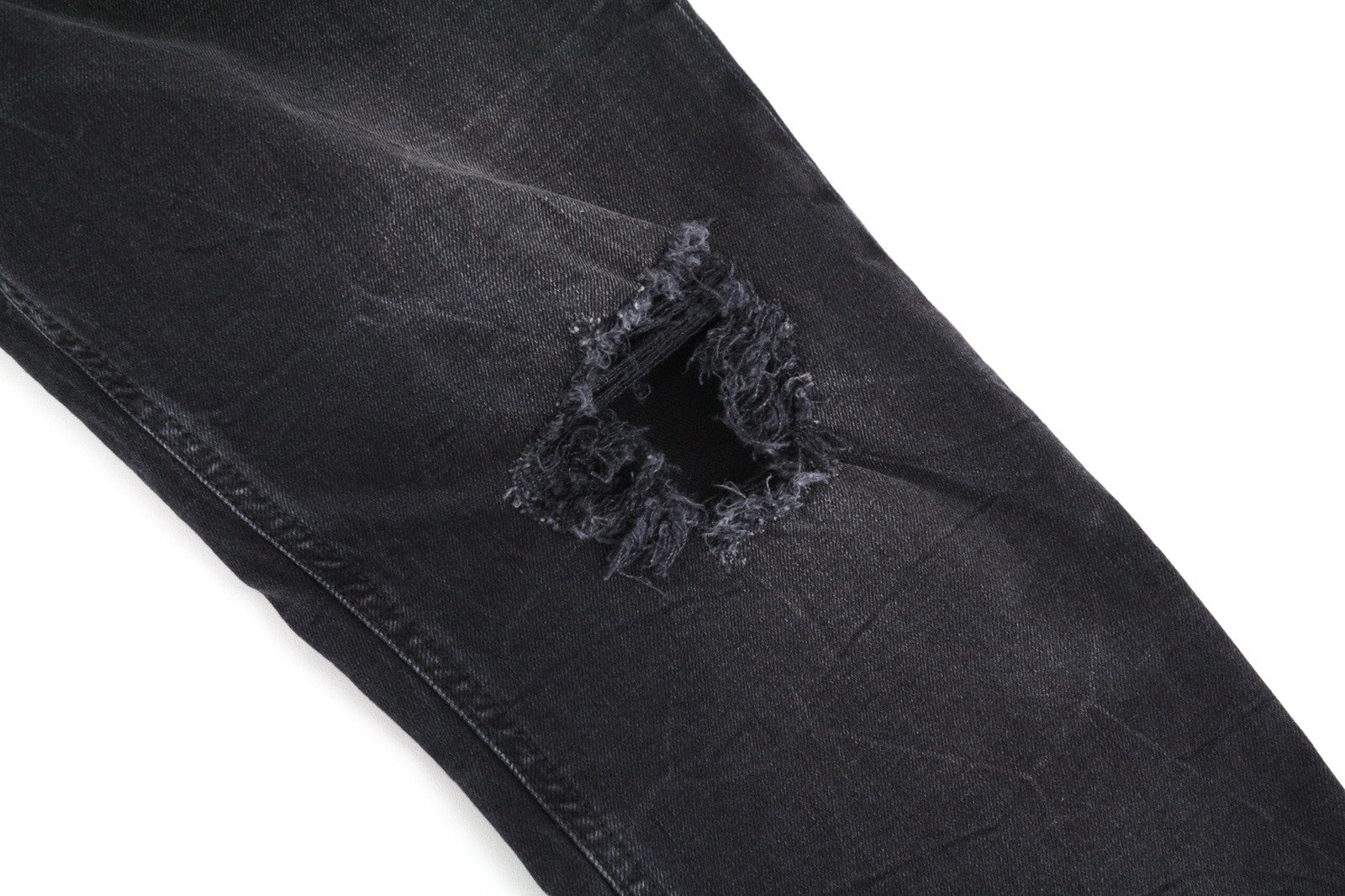 DIESEL D-Eetar 069DV W29/L30 vyriški džinsai su siaurėjančiomis plėšytomis detalėmis, juodi su sagomis.