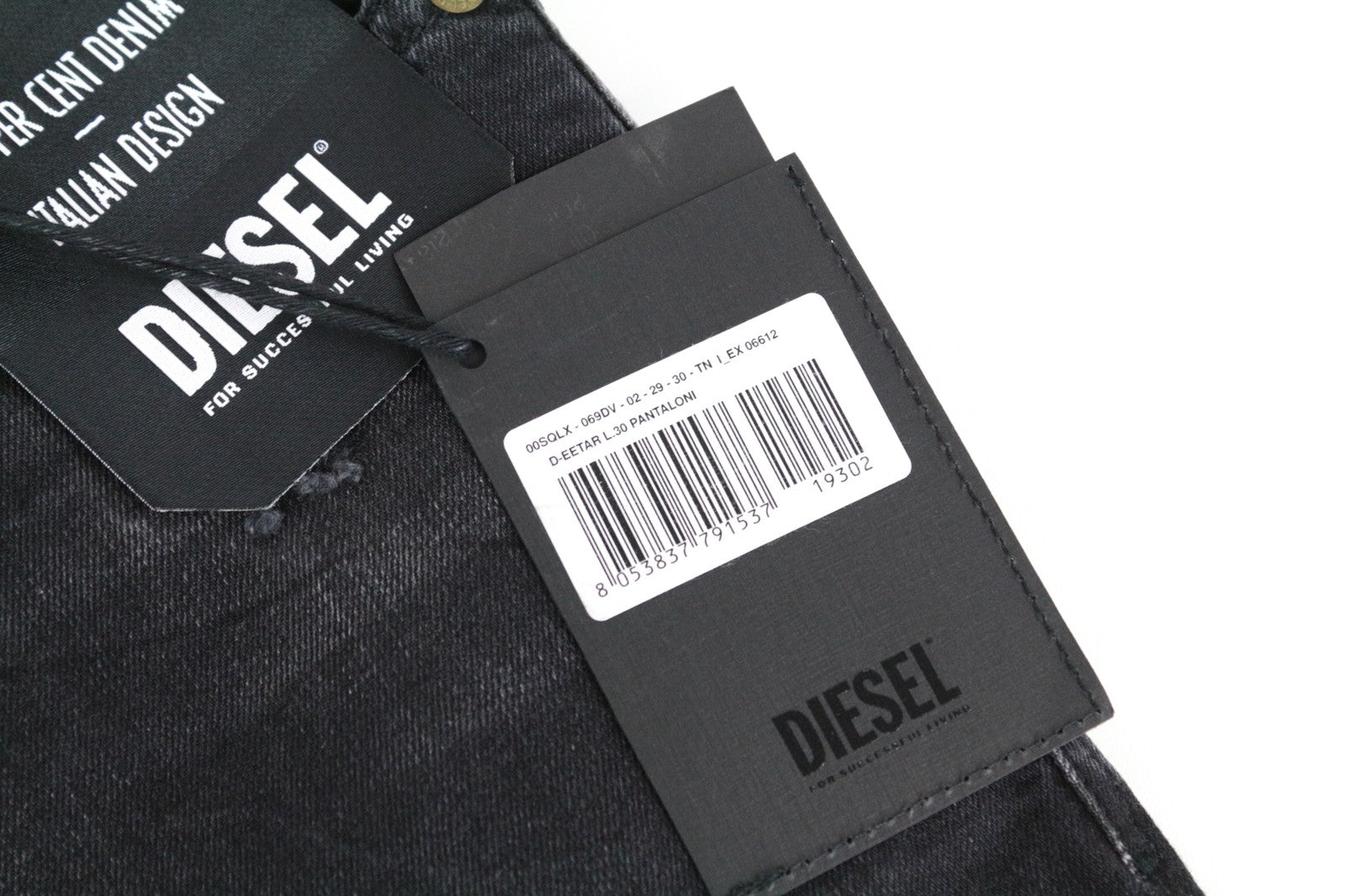 DIESEL D-Eetar 069DV W29/L30 vyriški džinsai su siaurėjančiomis plėšytomis detalėmis, juodi su sagomis.