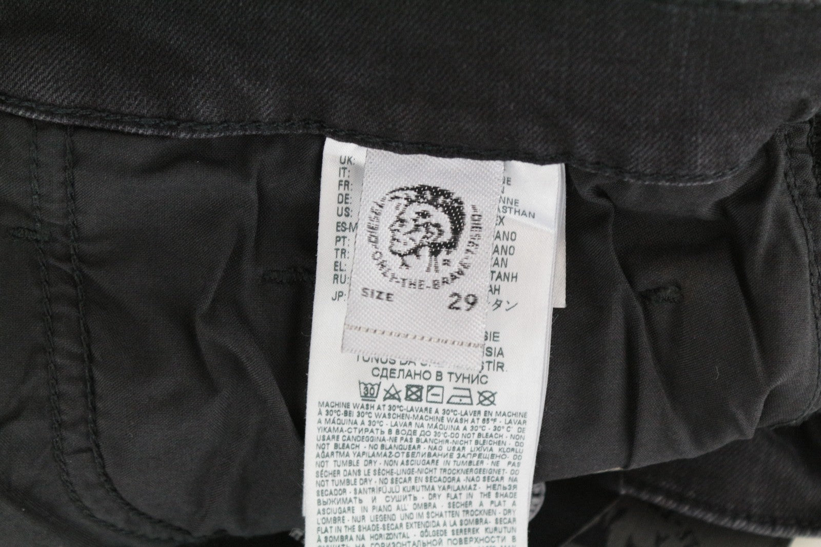 DIESEL D-Eetar 069DV W29/L30 vyriški džinsai su siaurėjančiomis plėšytomis detalėmis, juodi su sagomis.