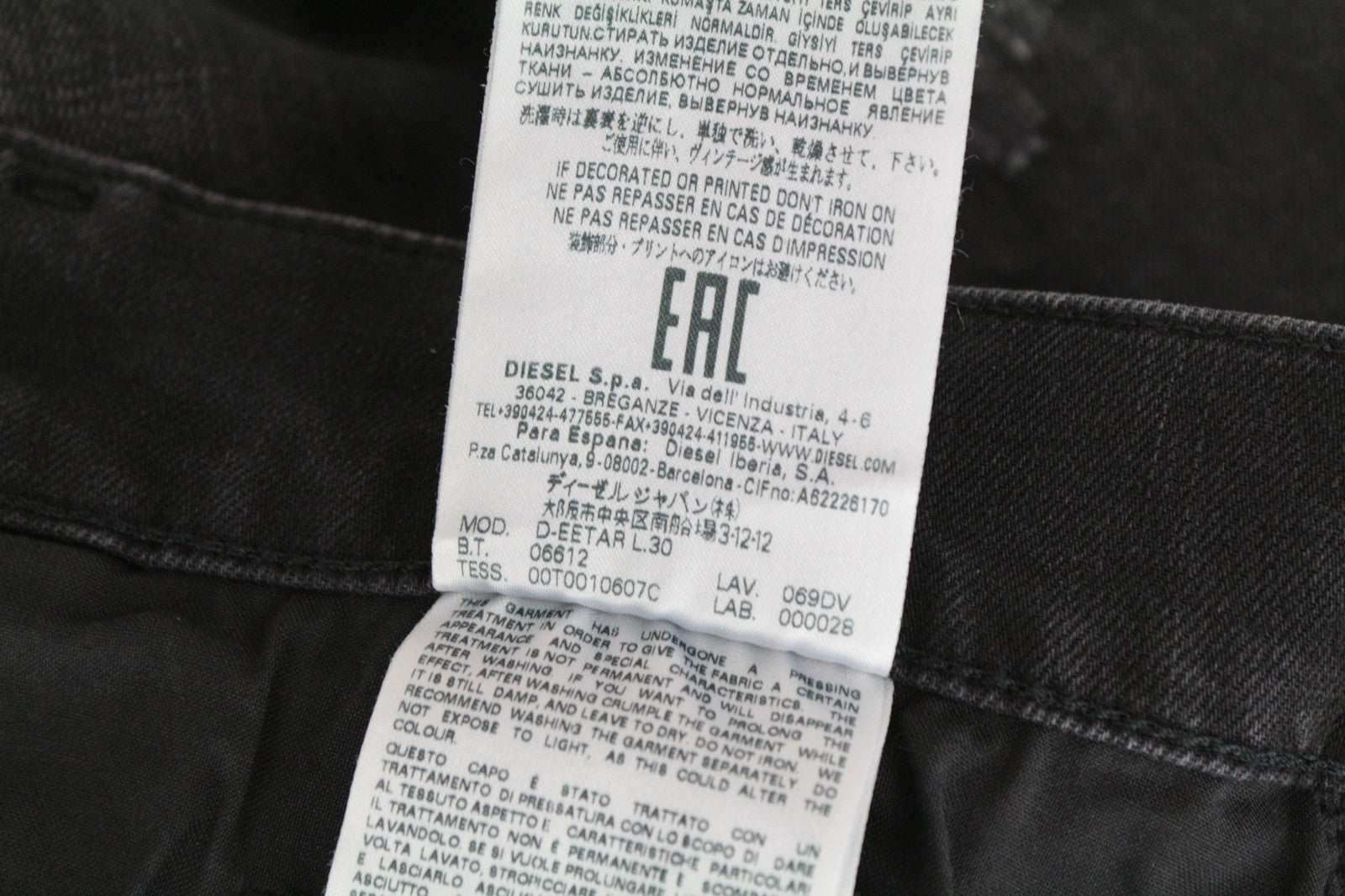 DIESEL D-Eetar 069DV W29/L30 vyriški džinsai su siaurėjančiomis plėšytomis detalėmis, juodi su sagomis.