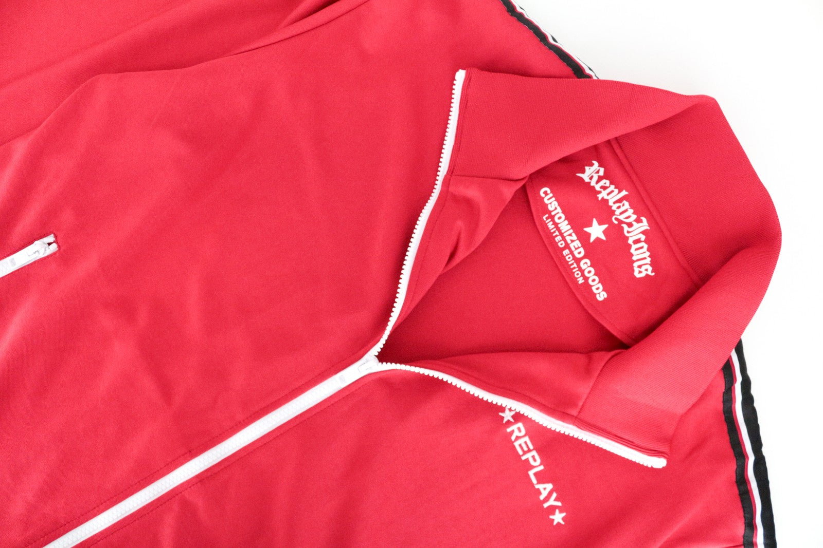 REPLAY Icons vyriškas džemperis su užtrauktuku, aukšta apykakle ir ryškiai raudonais laisvalaikio stiliaus megztiniais. 2XL dydis 