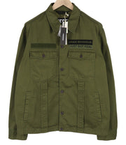 DIESEL J-Fuller vyriška striukė 2XL spalvos chaki spalvos marškinėliai su sagomis apykakle, rekomenduojama kaina – 295 € 