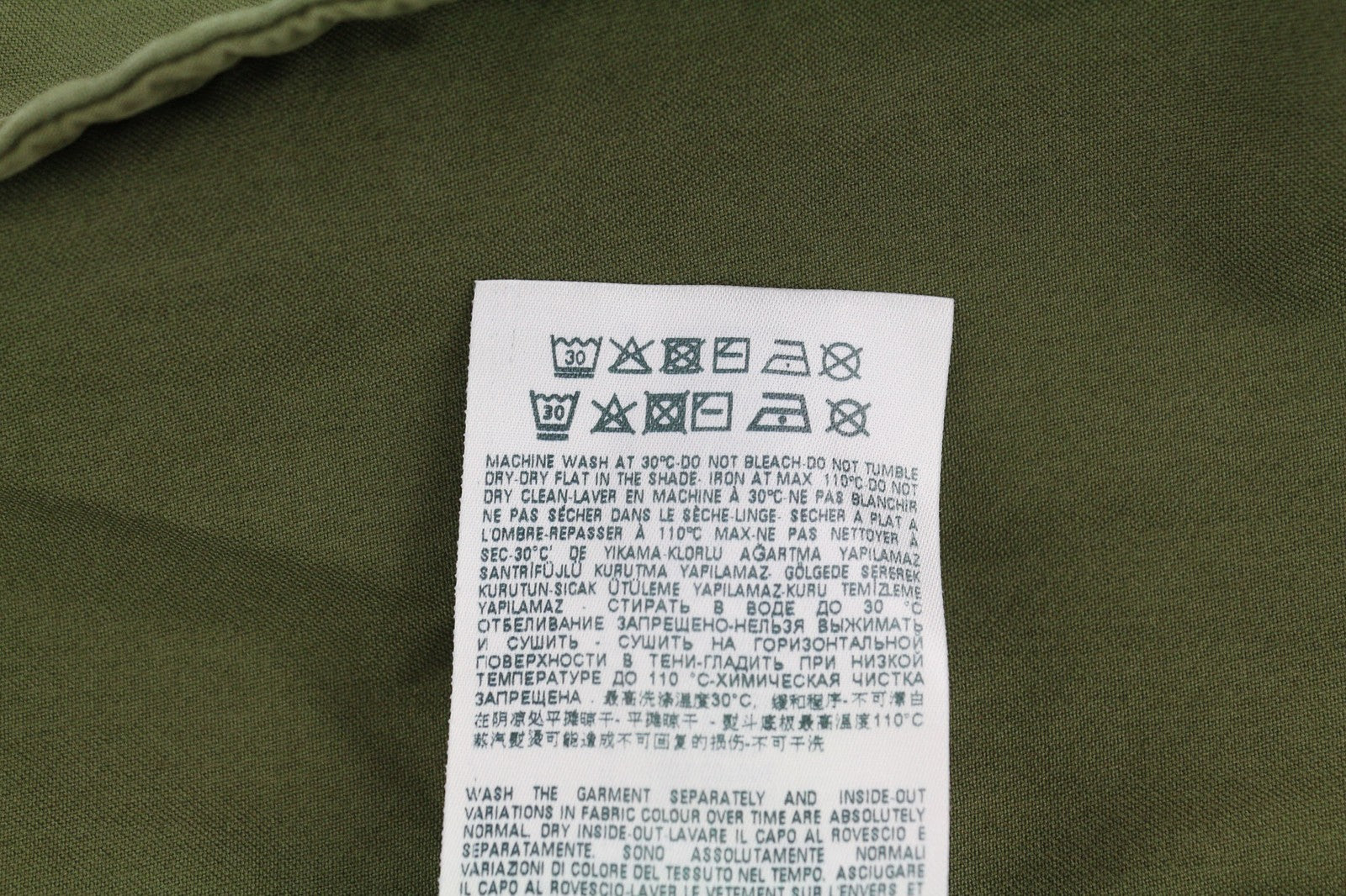 DIESEL J-Fuller vyriška striukė 2XL spalvos chaki spalvos marškinėliai su sagomis apykakle, rekomenduojama kaina – 295 € 