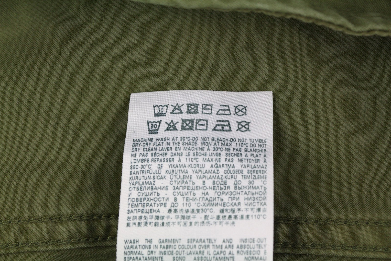 DIESEL J-Fuller vyriška striukė XL chaki spalvos marškinėliai su sagomis apykakle, rekomenduojama kaina – 295 € 