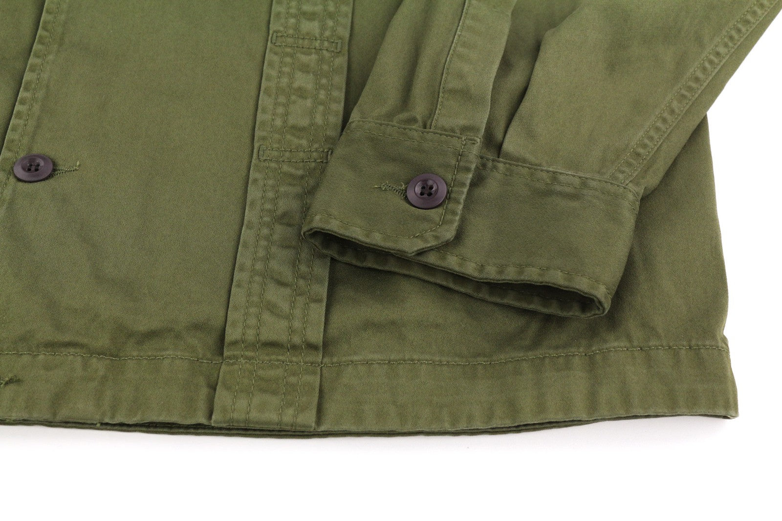 DIESEL J-Fuller vyriška striukė XL chaki spalvos marškinėliai su sagomis apykakle, rekomenduojama kaina – 295 € 