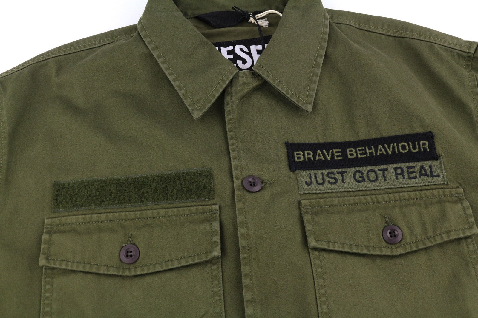 DIESEL J-Fuller vyriška striukė XL chaki spalvos marškinėliai su sagomis apykakle, rekomenduojama kaina – 295 € 