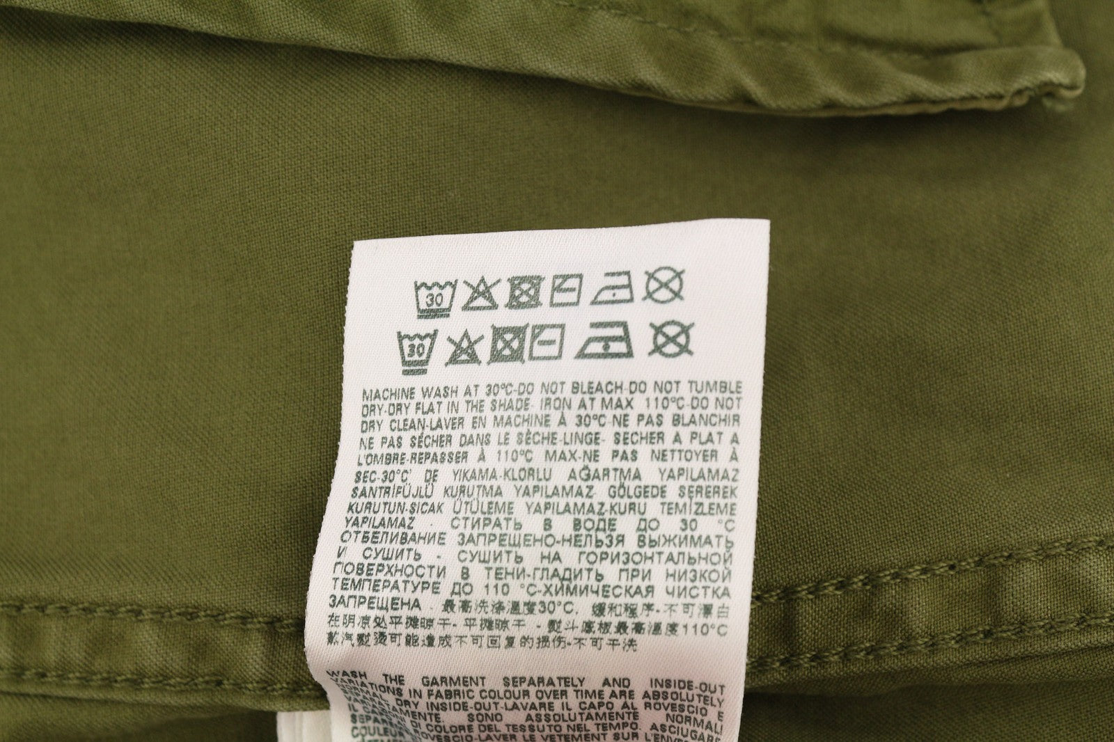 DIESEL J-Fuller vyriška striukė XL chaki spalvos su marškinėliais ir sagomis apykakle, rekomenduojama kaina – 295 € 