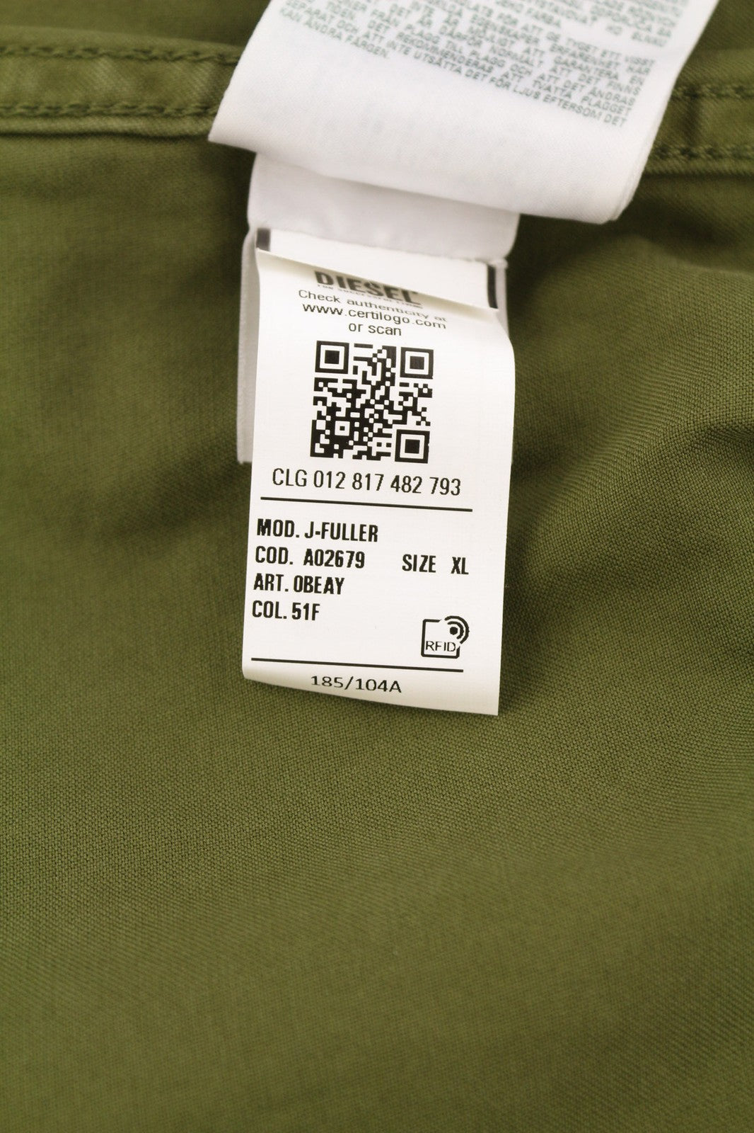 DIESEL J-Fuller vyriška striukė XL chaki spalvos su marškinėliais ir sagomis apykakle, rekomenduojama kaina – 295 € 