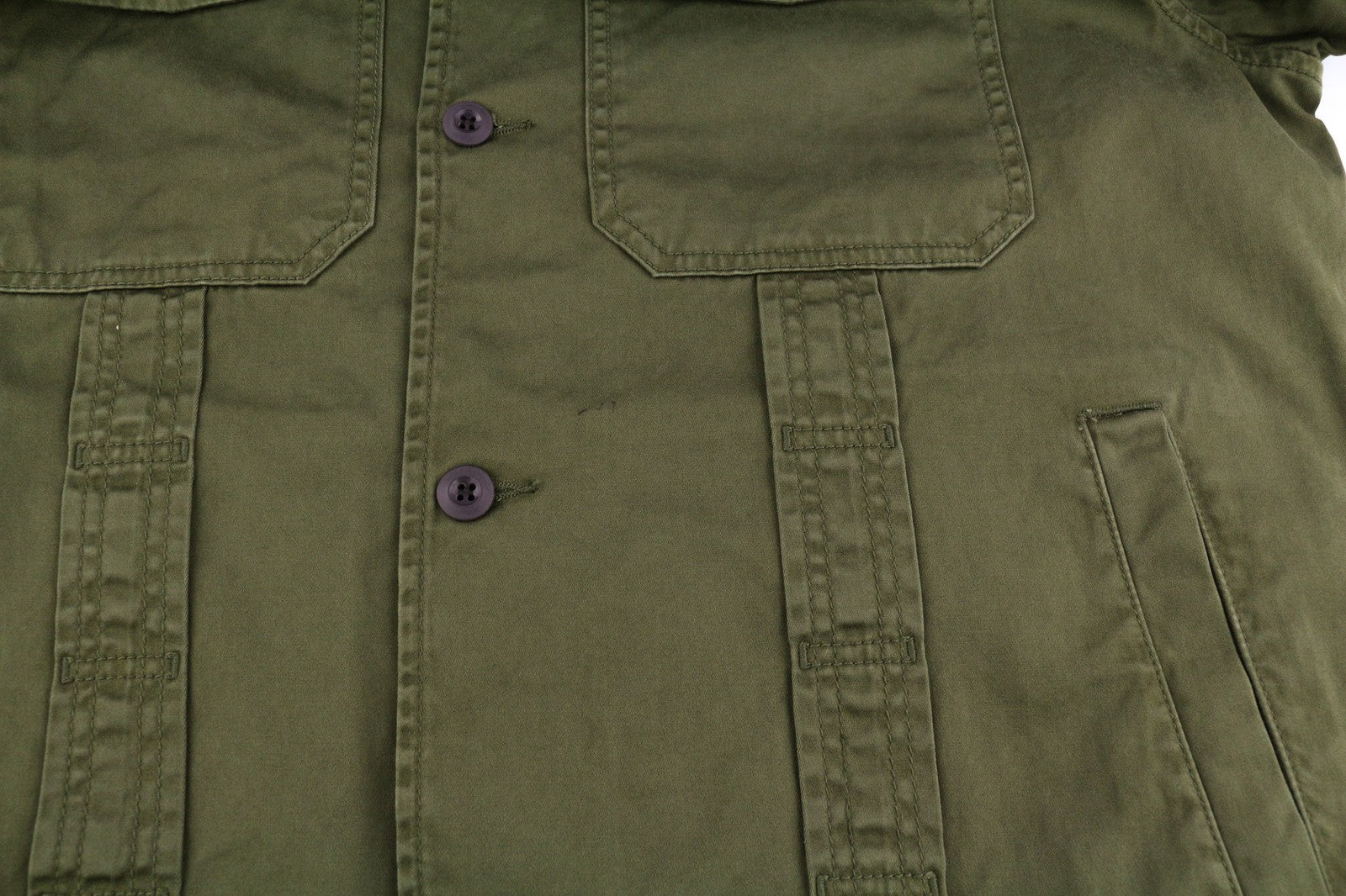 DIESEL J-Fuller vyriška striukė XL chaki spalvos su marškinėliais ir sagomis apykakle, rekomenduojama kaina – 295 € 