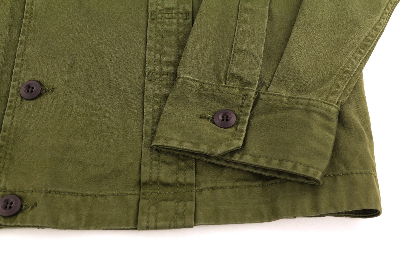 DIESEL J-Fuller vyriška striukė XL chaki spalvos su marškinėliais ir sagomis apykakle, rekomenduojama kaina – 295 € 