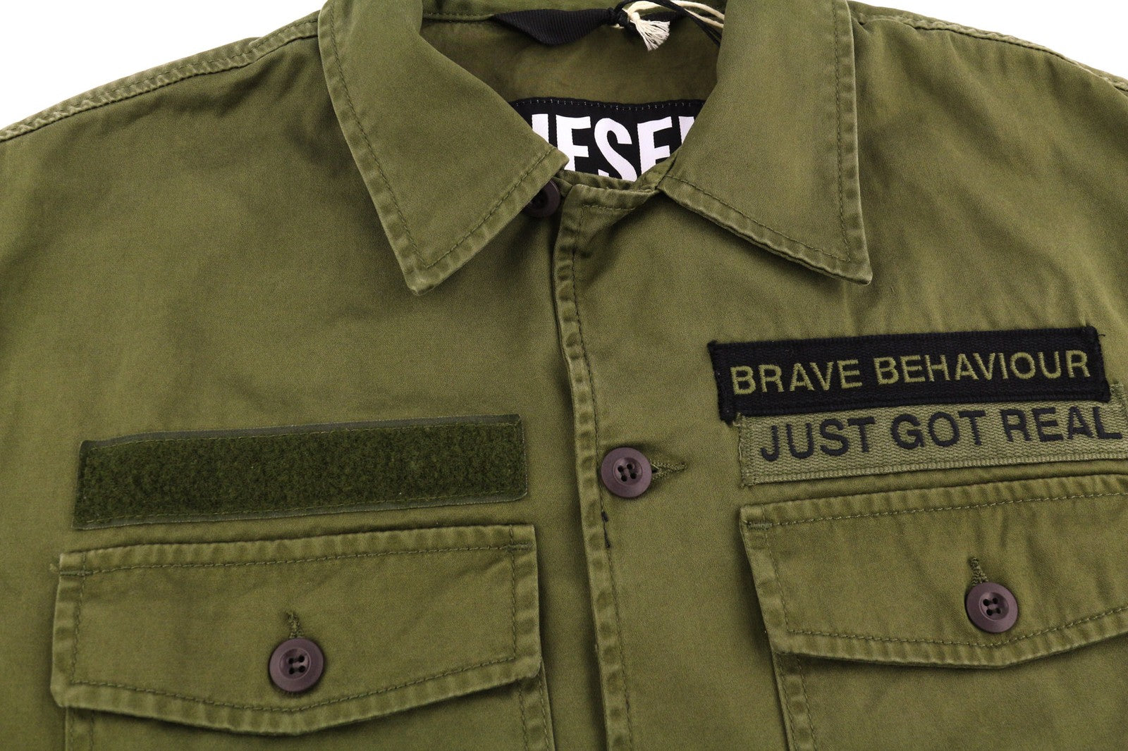 DIESEL J-Fuller vyriška striukė XL chaki spalvos su marškinėliais ir sagomis apykakle, rekomenduojama kaina – 295 € 