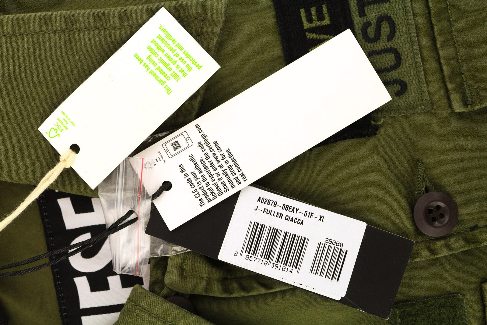 DIESEL J-Fuller vyriška striukė XL chaki spalvos su marškinėliais ir sagomis apykakle, rekomenduojama kaina – 295 € 