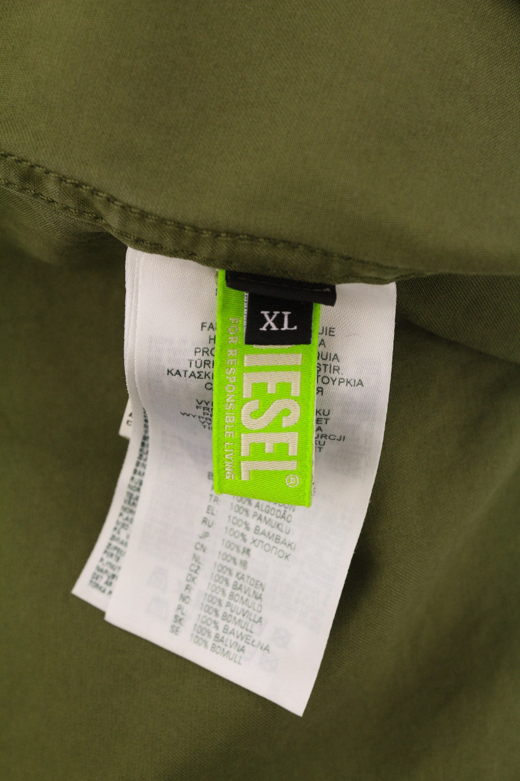 DIESEL J-Fuller vyriška striukė XL chaki spalvos su marškinėliais ir sagomis apykakle, rekomenduojama kaina – 295 € 