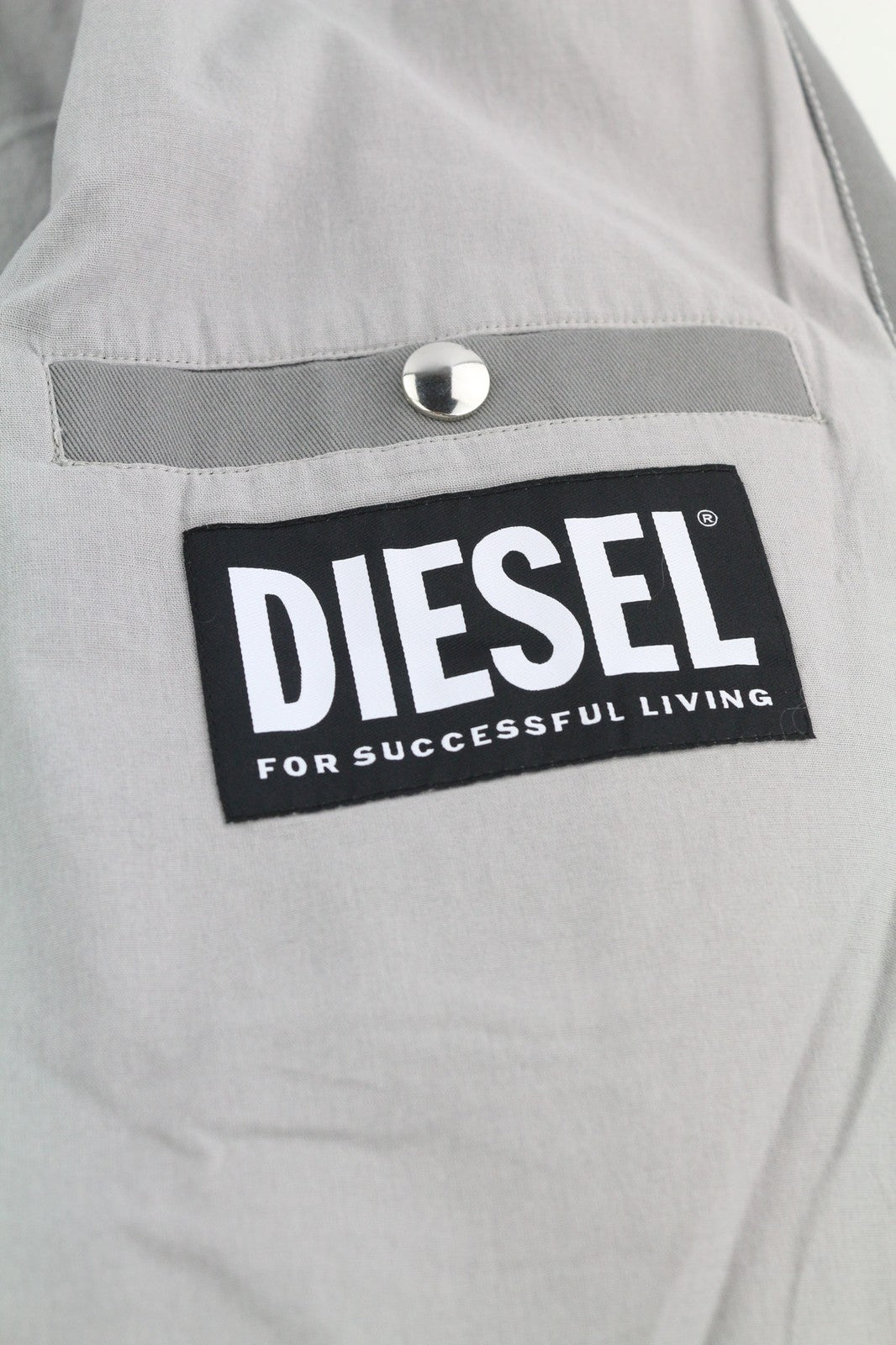 DIESEL J-Howe-LS vyriška striukė, pilka, su užtrauktuku ir pamušalu, kaina – 450 € 