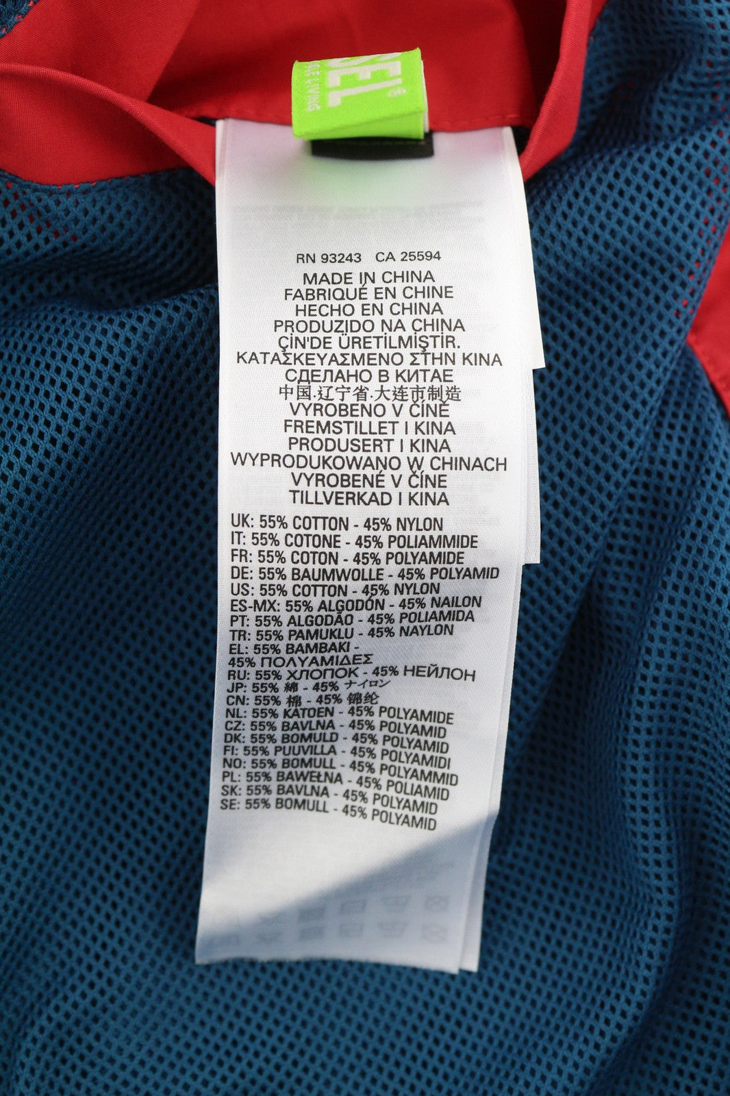 DIESEL J-Rodney-A vyriška striukė, L dydžio, laisva, su paslėptu gobtuvu, užtrauktuku, rekomenduojama kaina – 325 € 