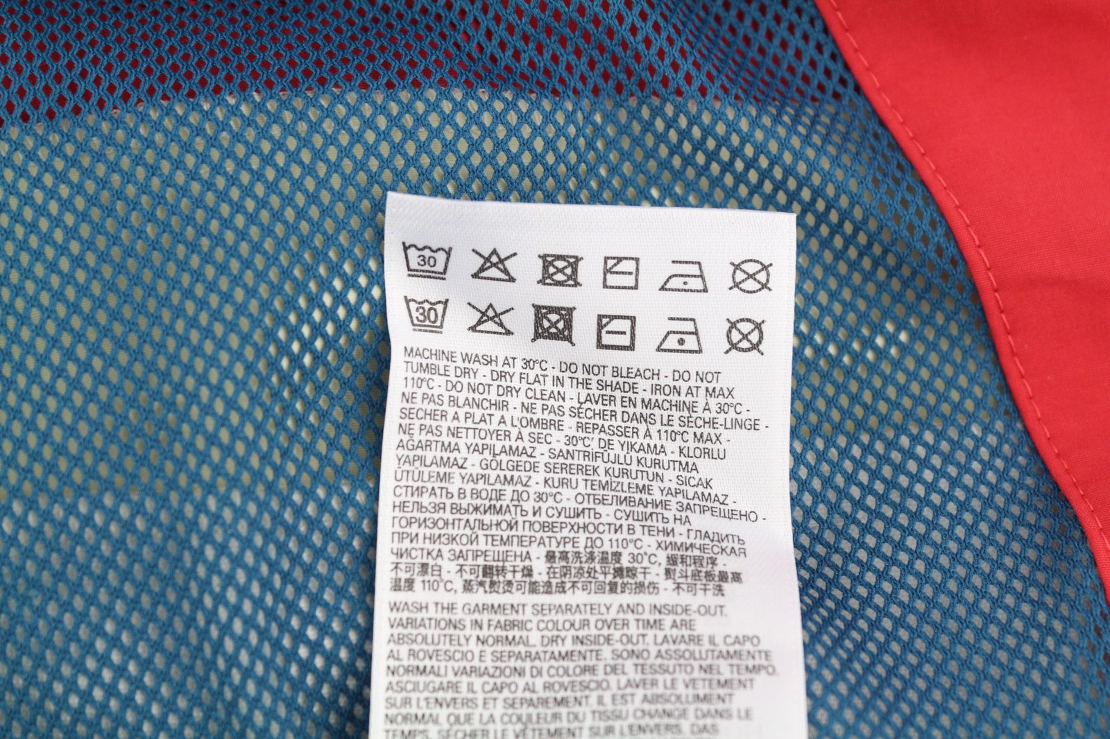 DIESEL J-Rodney-A vyriška striukė, L dydžio, laisva, su paslėptu gobtuvu, užtrauktuku, rekomenduojama kaina – 325 € 