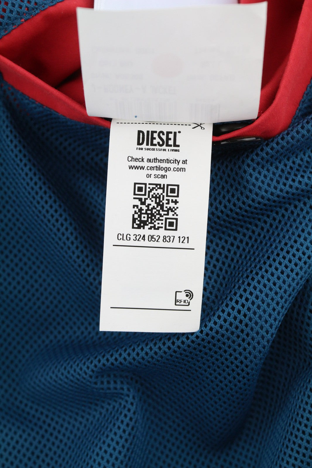 DIESEL J-Rodney-A vyriška striukė, L dydžio, laisva, su paslėptu gobtuvu, užtrauktuku, rekomenduojama kaina – 325 € 