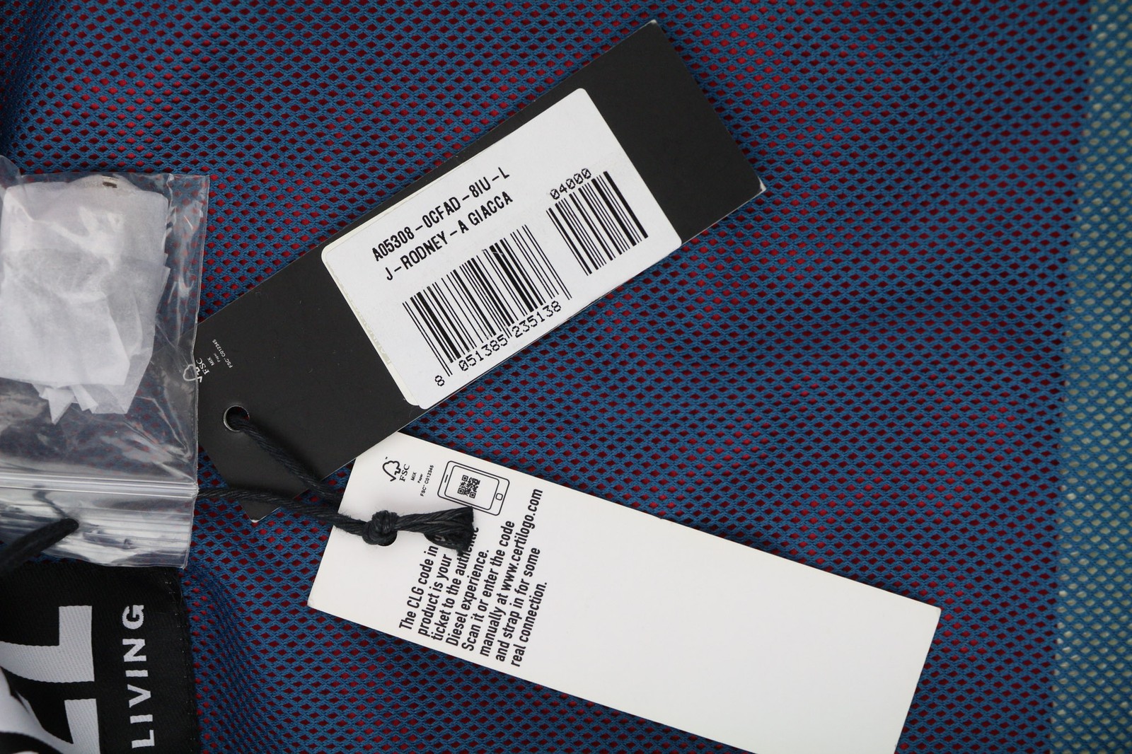 DIESEL J-Rodney-A vyriška striukė, L dydžio, laisva, su paslėptu gobtuvu, užtrauktuku, rekomenduojama kaina – 325 € 