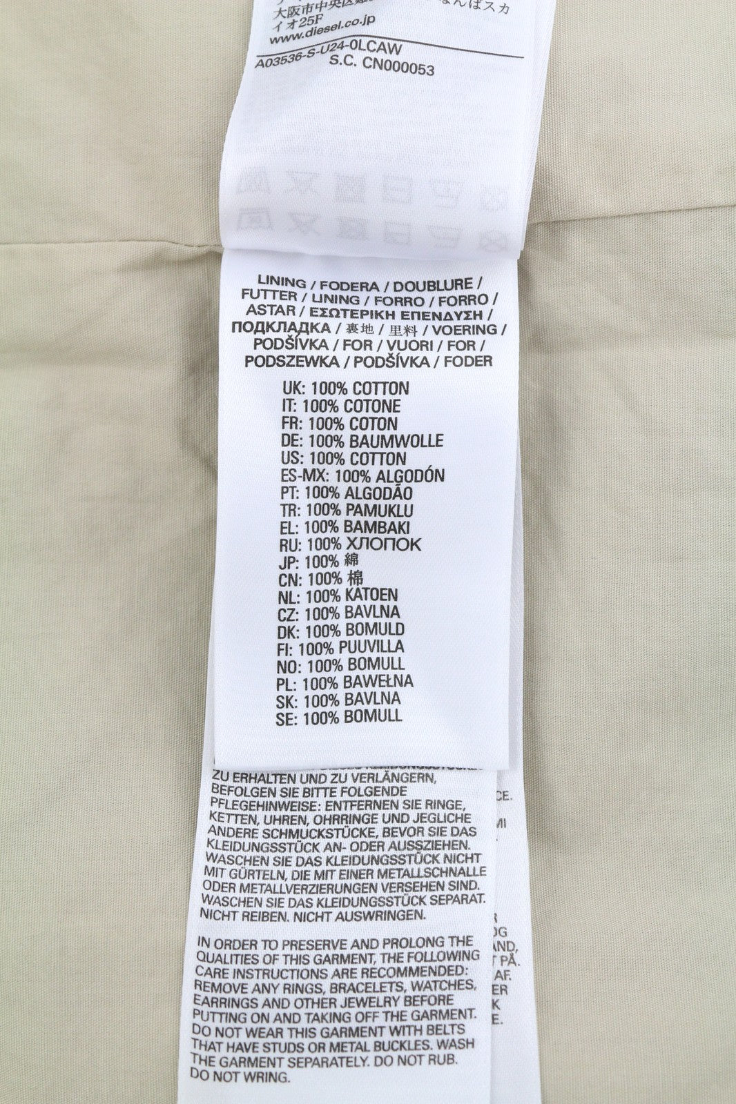 DIESEL S-U24 vyriška striukė, L dydžio, vėjui nepralaidi, su spaudėmis ir dengta apykakle, rekomenduojama kaina – 275 € 