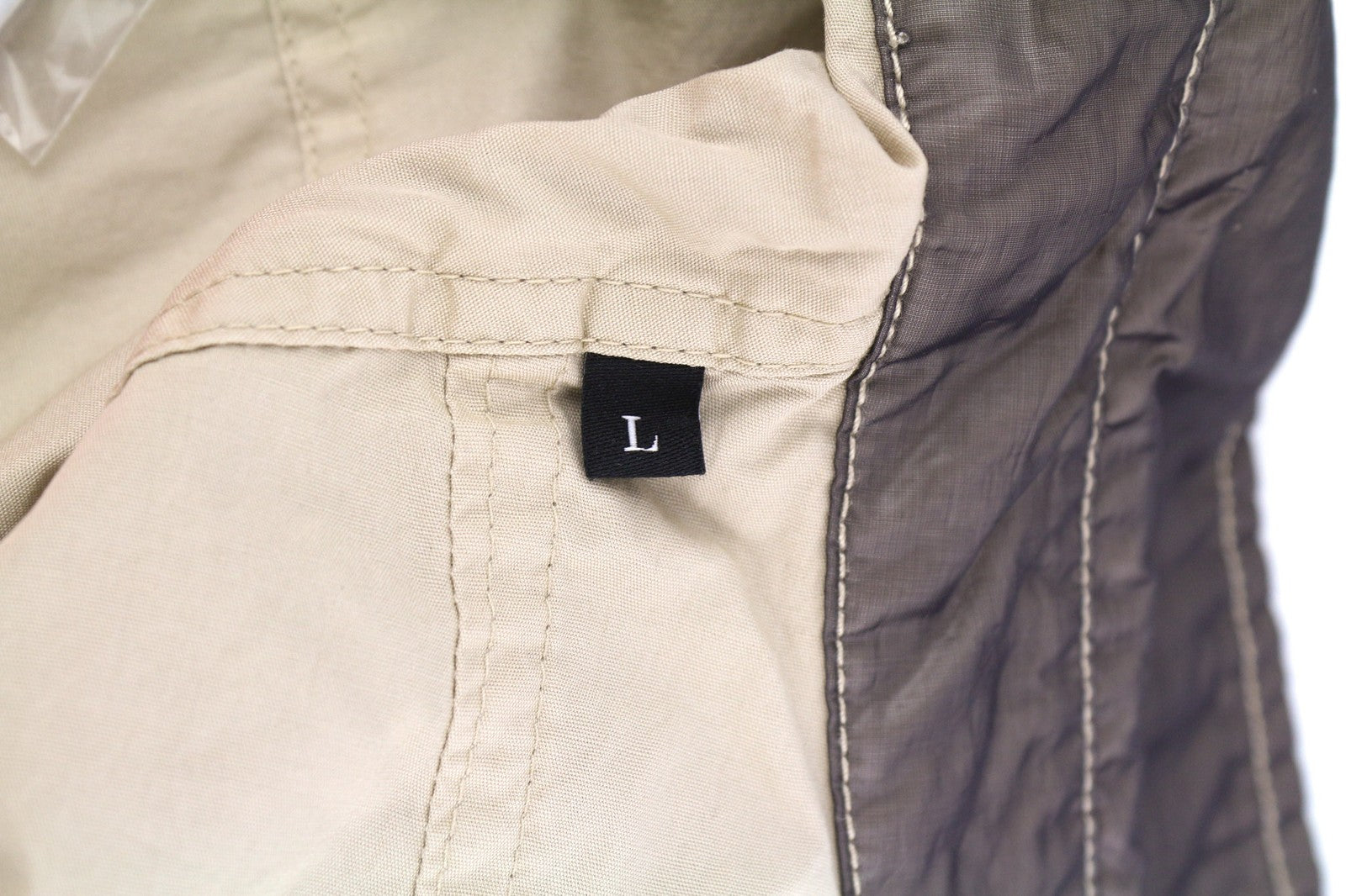 DIESEL S-U24 vyriška striukė, L dydžio, vėjui nepralaidi, su spaudėmis ir dengta apykakle, rekomenduojama kaina – 275 € 