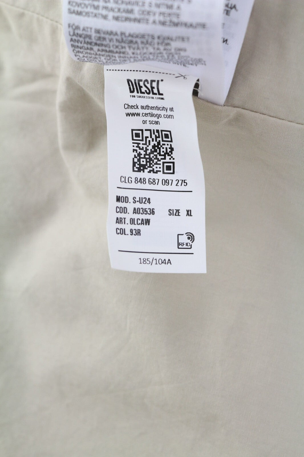 DIESEL S-U24 vyriška striukė XL dydžio, vėjui nepralaidi, su spaudėmis ir dengta apykakle, rekomenduojama kaina – 275 € 