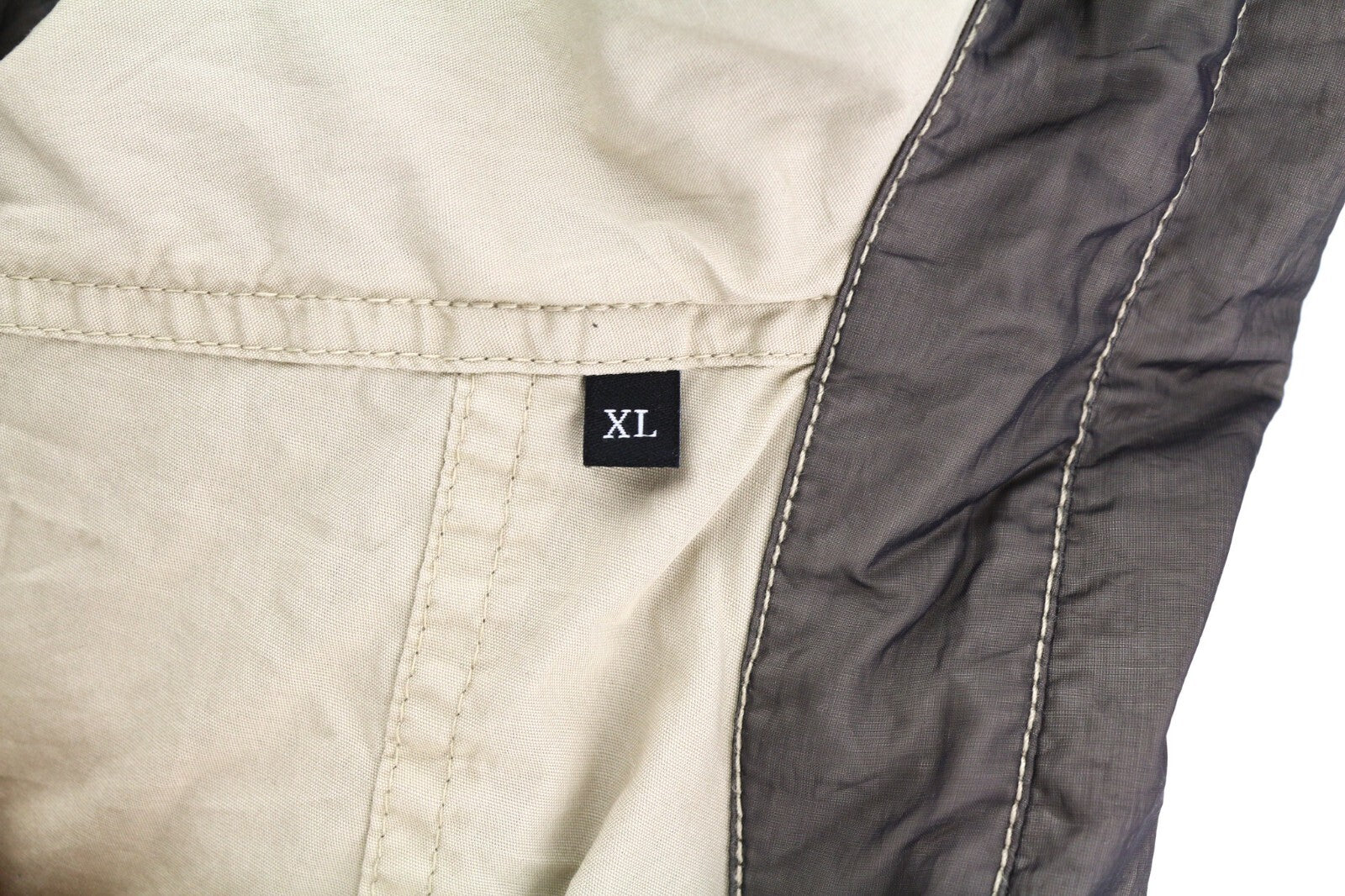 DIESEL S-U24 vyriška striukė XL dydžio, vėjui nepralaidi, su spaudėmis ir dengta apykakle, rekomenduojama kaina – 275 € 