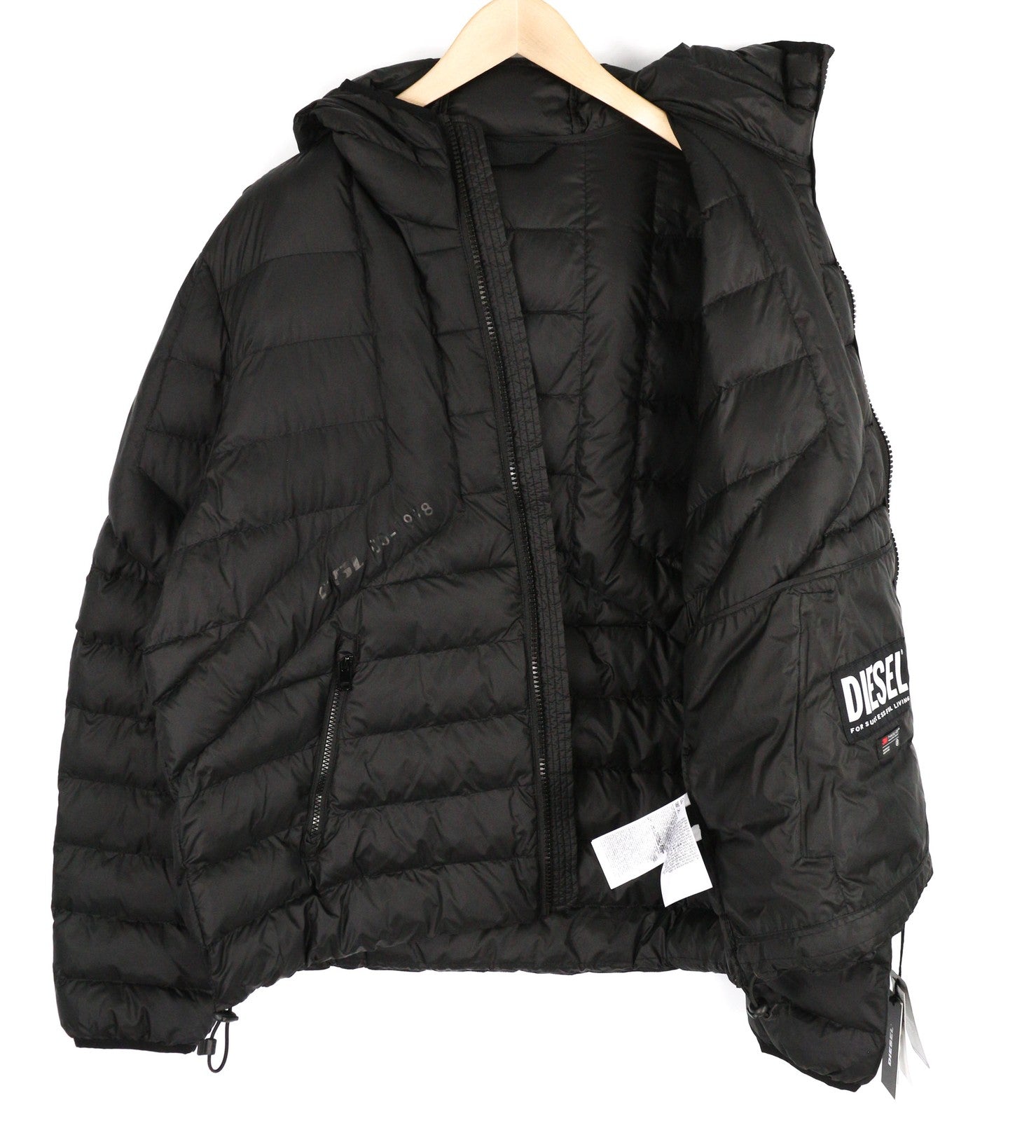 DIESEL W-Dwain-21 vyriška striukė, 2XL, juoda, pūsta, dygsniuota, su gobtuvu, 3M, rekomenduojama mažmeninė kaina – 350 € 