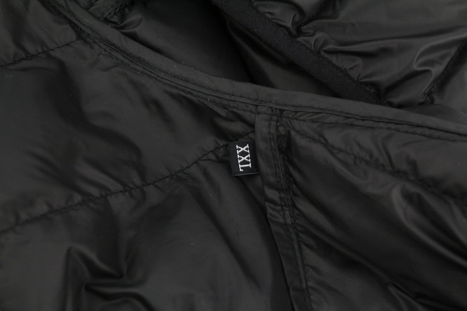 DIESEL W-Dwain-21 vyriška striukė, 2XL, juoda, pūsta, dygsniuota, su gobtuvu, 3M, rekomenduojama mažmeninė kaina – 350 € 