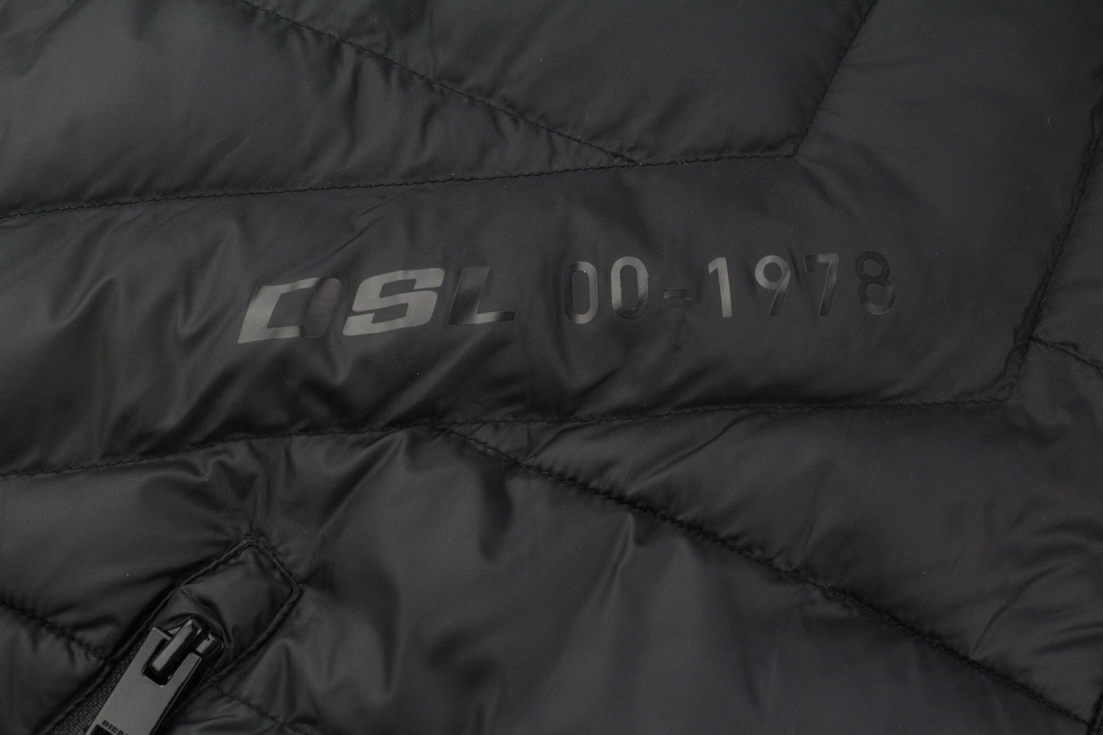 DIESEL W-Dwain-21 vyriška striukė, 2XL, juoda, pūsta, dygsniuota, su gobtuvu, 3M, rekomenduojama mažmeninė kaina – 350 € 