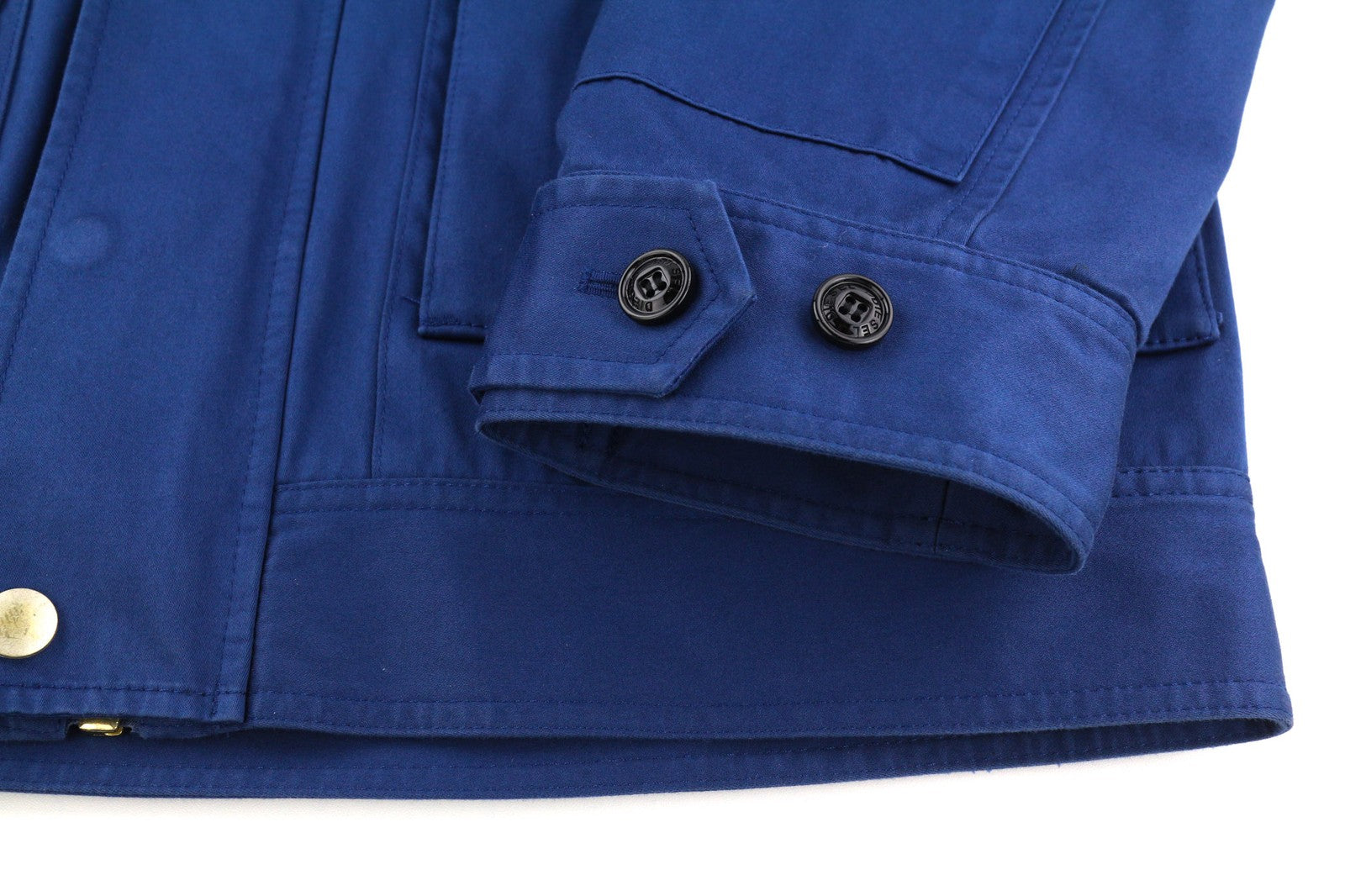 DIESEL J-Thompson-A vyriška striukė, mėlyna, L dydžio, su užtrauktuku ir pamušalu. Rekomenduojama kaina – 350 €. 