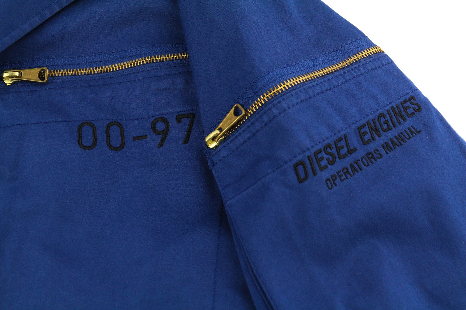 DIESEL J-Thompson-A vyriška striukė, mėlyna, L dydžio, su užtrauktuku ir pamušalu. Rekomenduojama kaina – 350 €. 